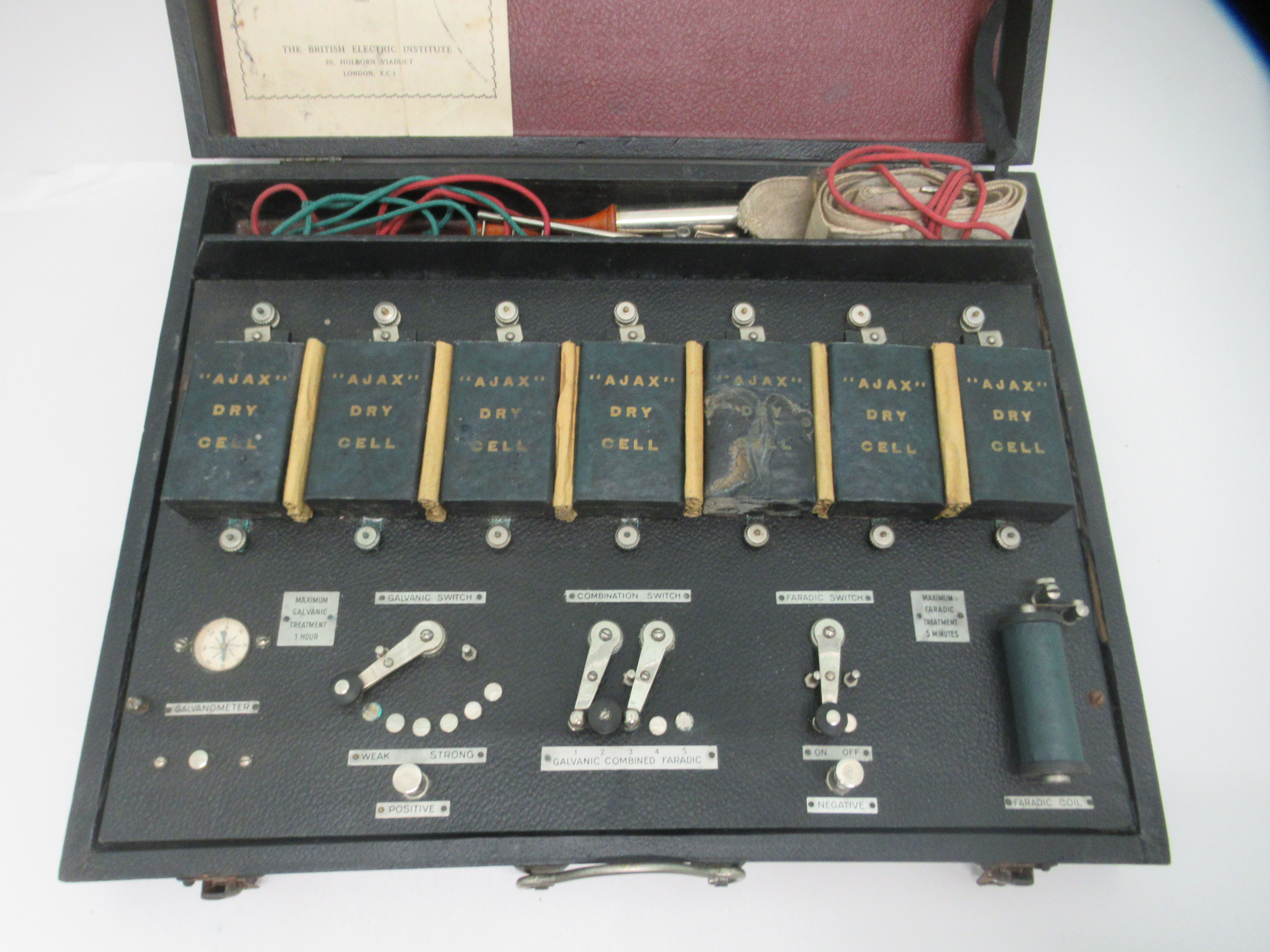 A vintage Nu-Medelec electrotherapy machine, in a carrying case - Image 2 of 8