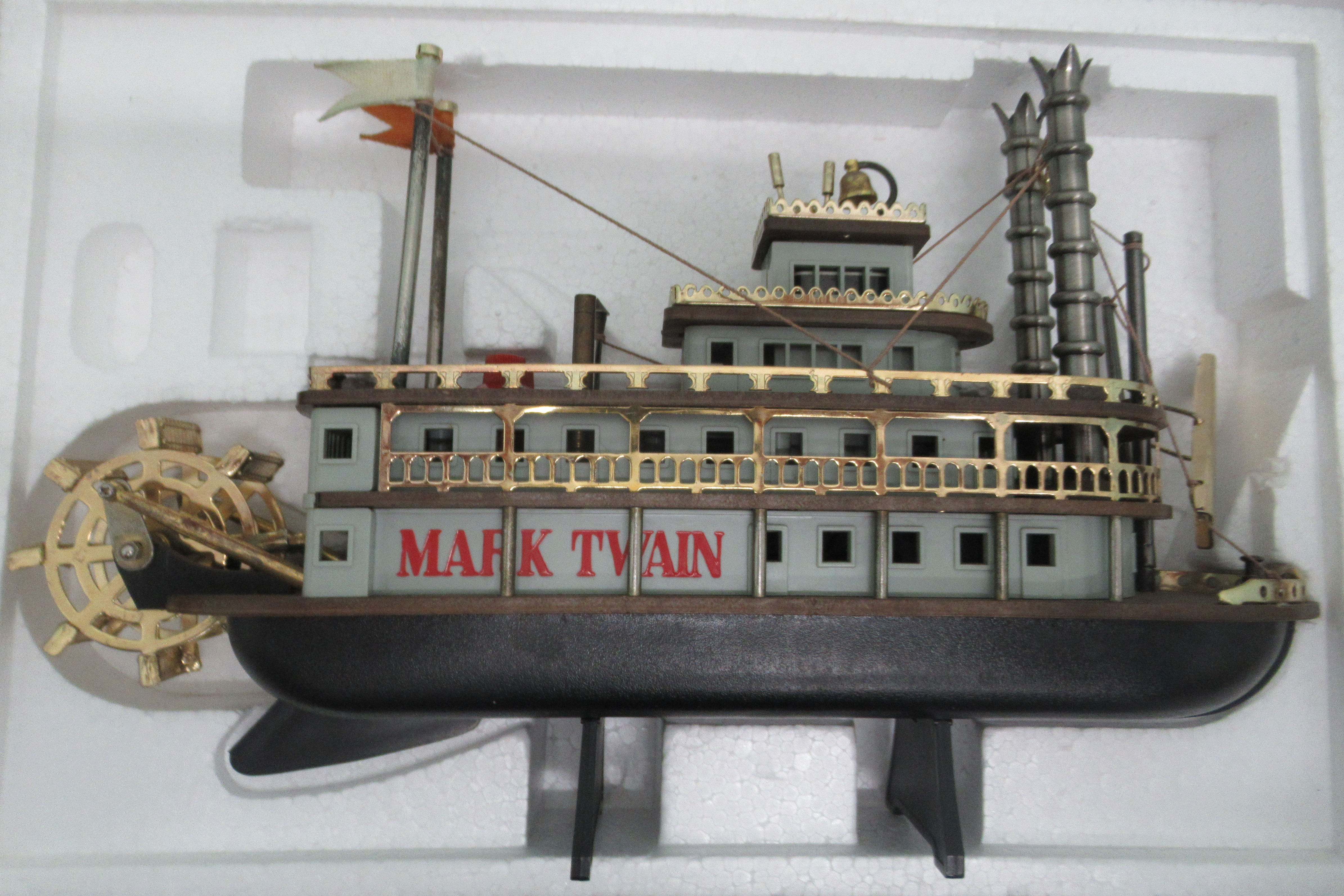 A 1960s Mark Twain novelty solid state radio, fashioned as a Mississippi paddle steamer, in the - Image 2 of 5