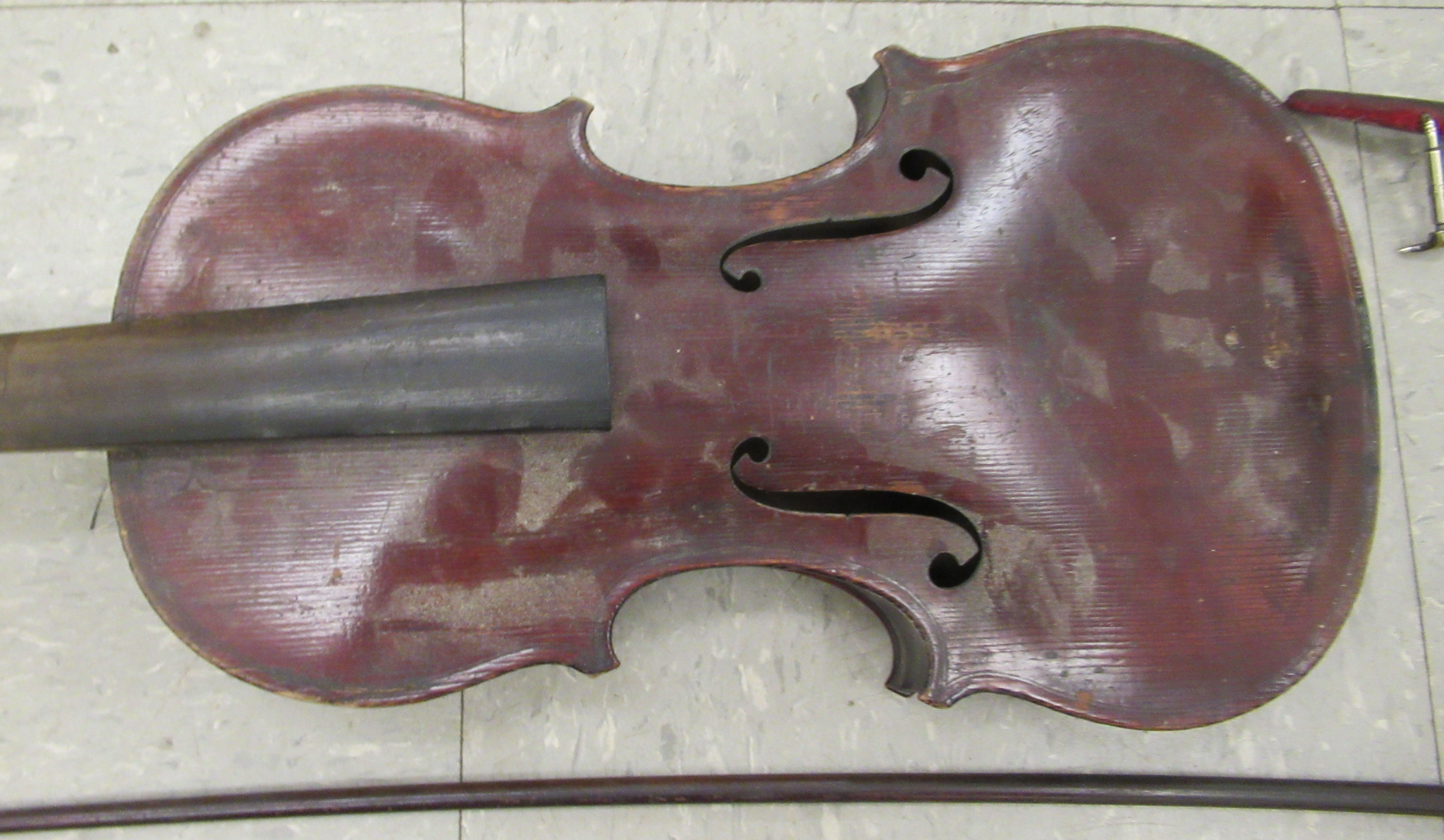 An early 20thC violin with a one piece 14"L back - Image 4 of 13