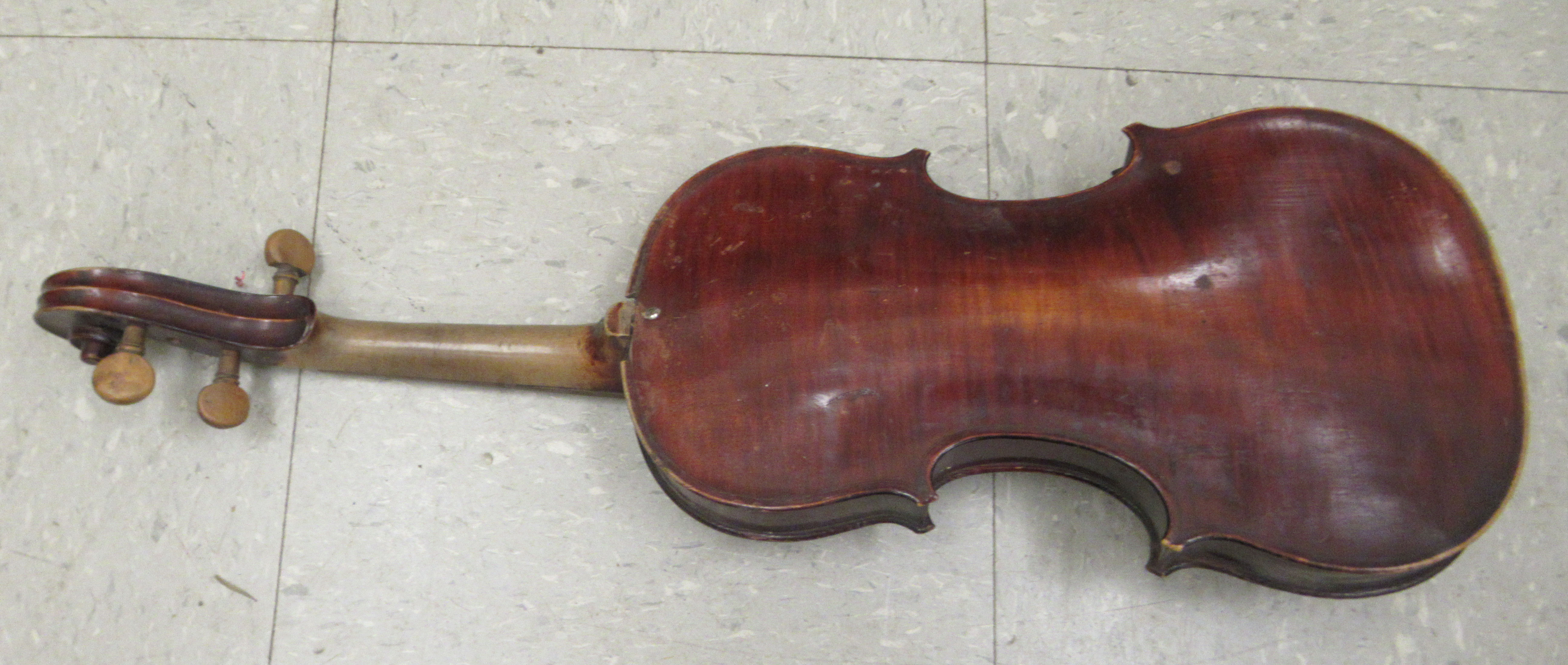 An early 20thC violin with a one piece 14"L back - Image 12 of 13