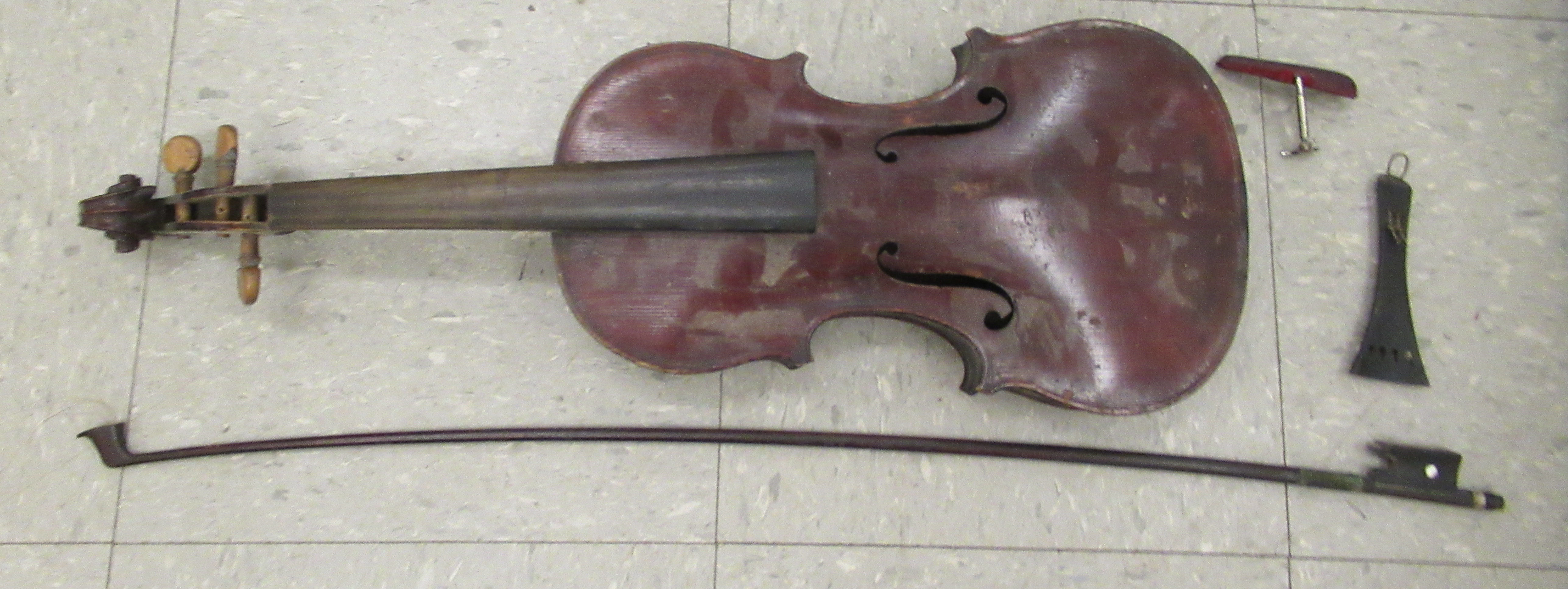 An early 20thC violin with a one piece 14"L back - Image 2 of 13