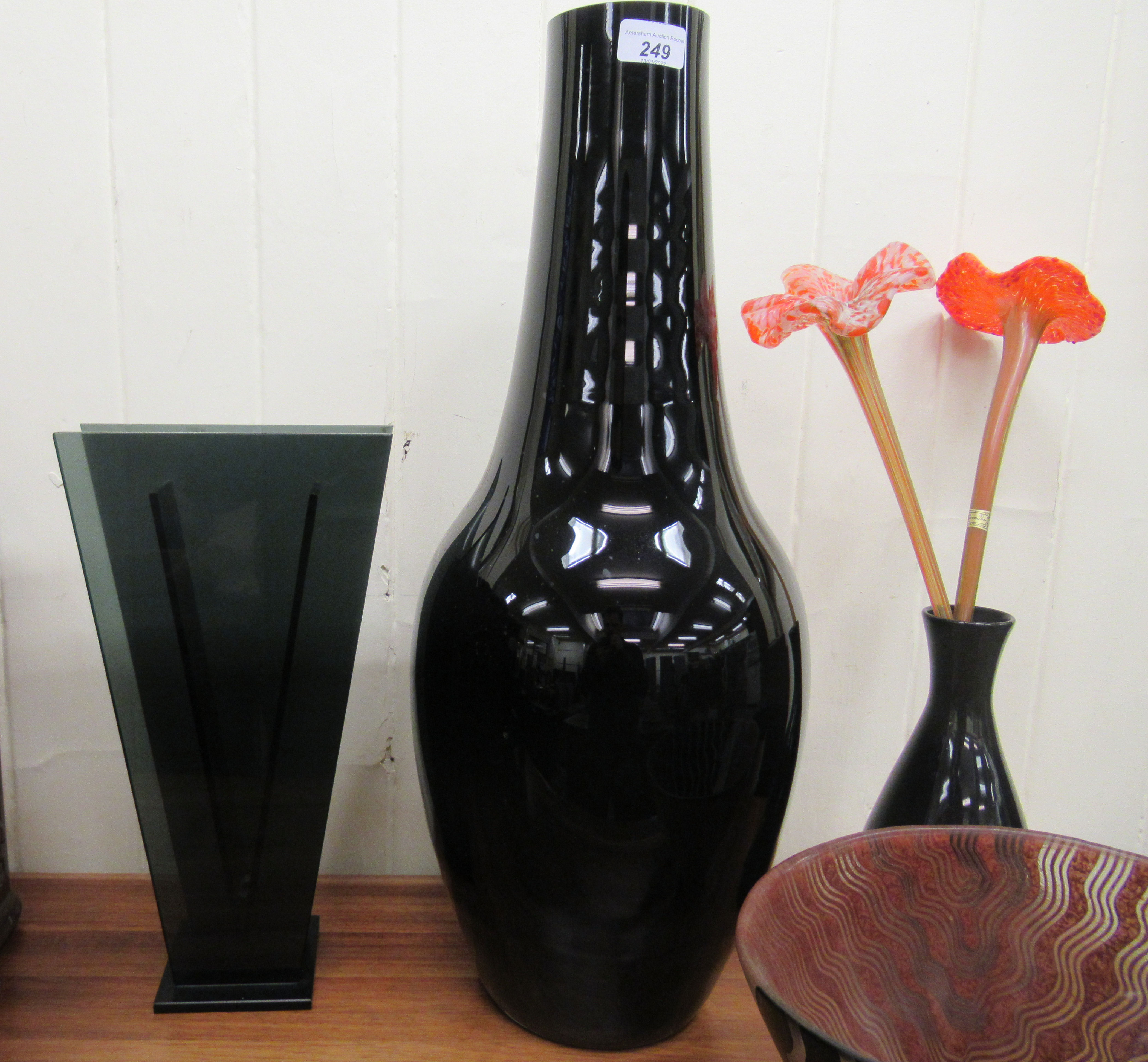 Decorative glassware: to include an Art Deco inspired multi-coloured vase of rectangular tapered - Image 3 of 4