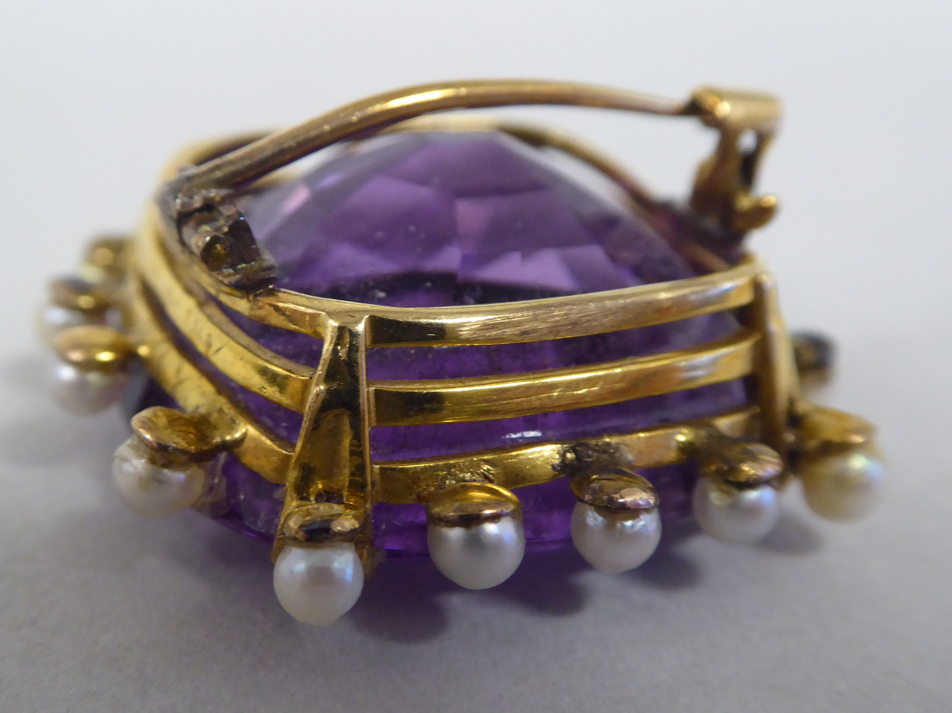 An 18ct gold amethyst and seed pearl set brooch (one pearl now missing) - Image 5 of 6