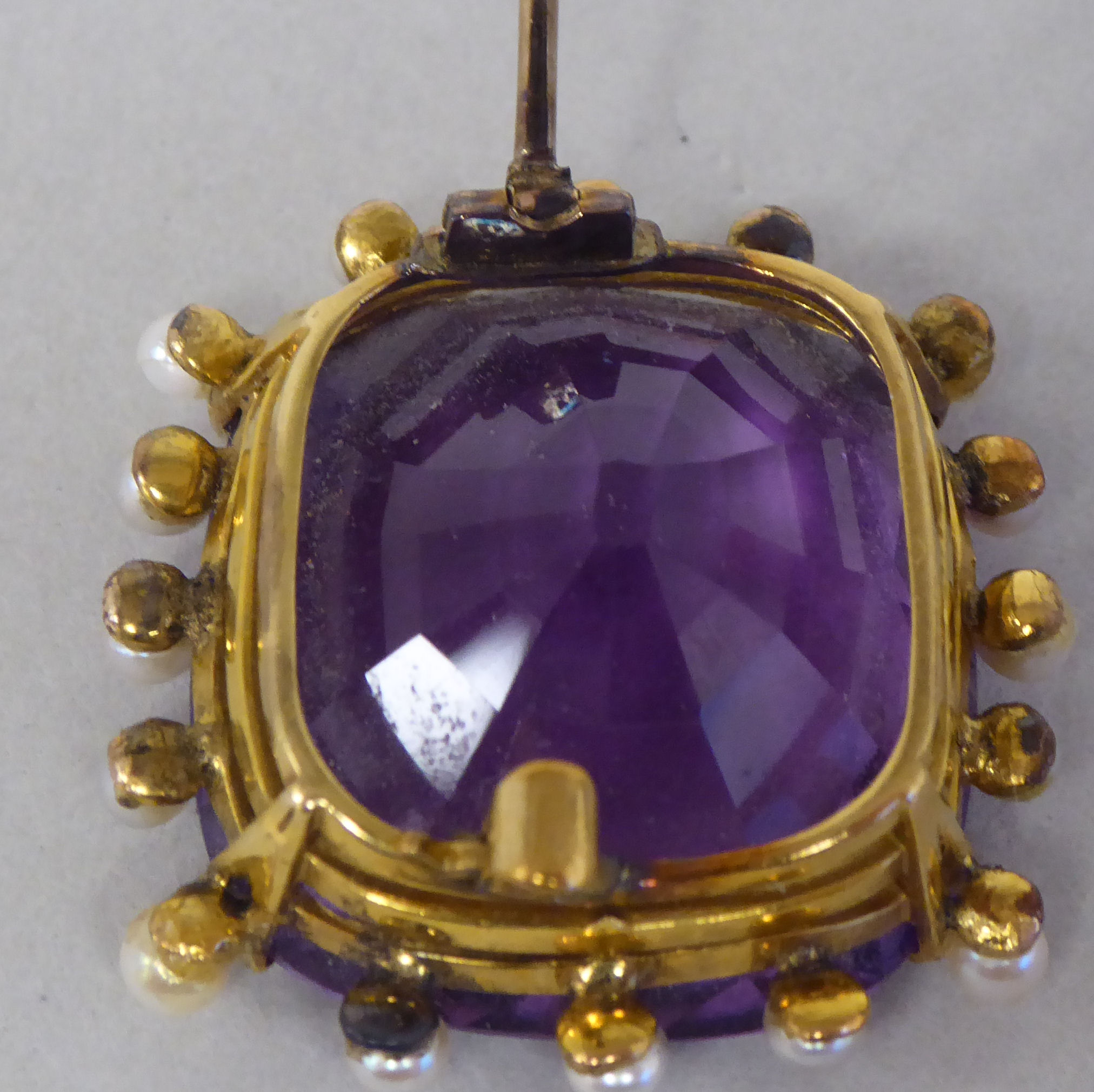 An 18ct gold amethyst and seed pearl set brooch (one pearl now missing) - Image 3 of 6