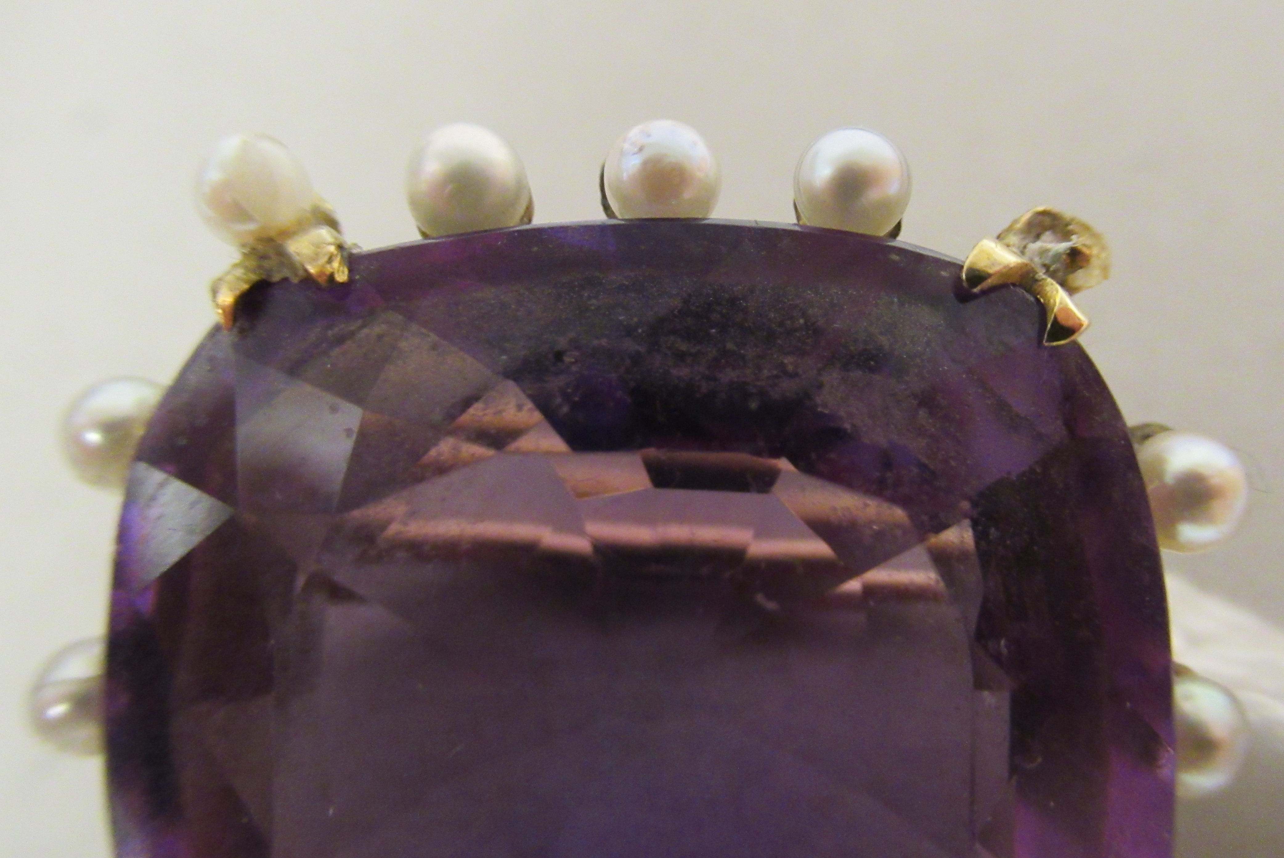 An 18ct gold amethyst and seed pearl set brooch (one pearl now missing) - Image 6 of 6