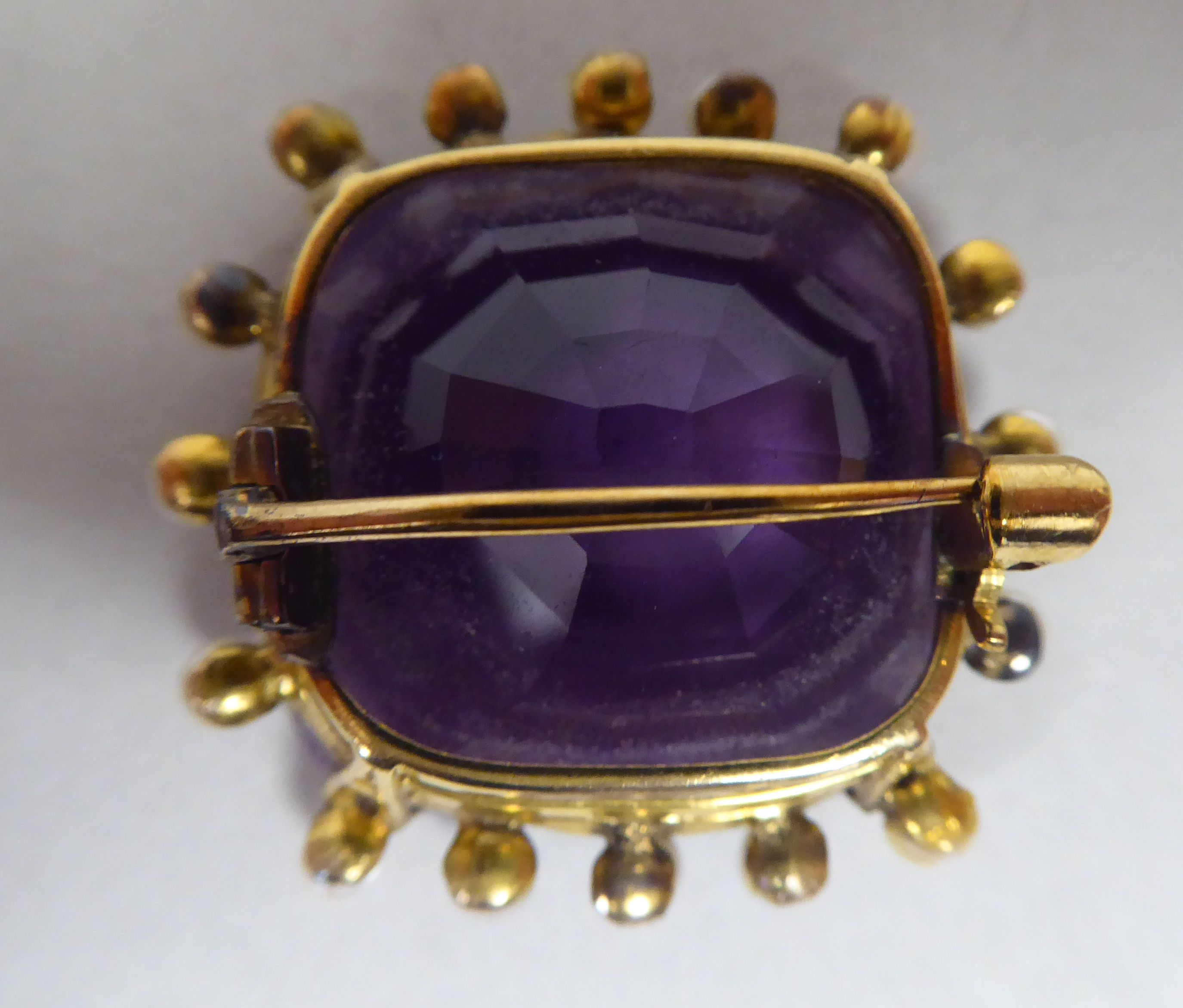 An 18ct gold amethyst and seed pearl set brooch (one pearl now missing) - Image 4 of 6