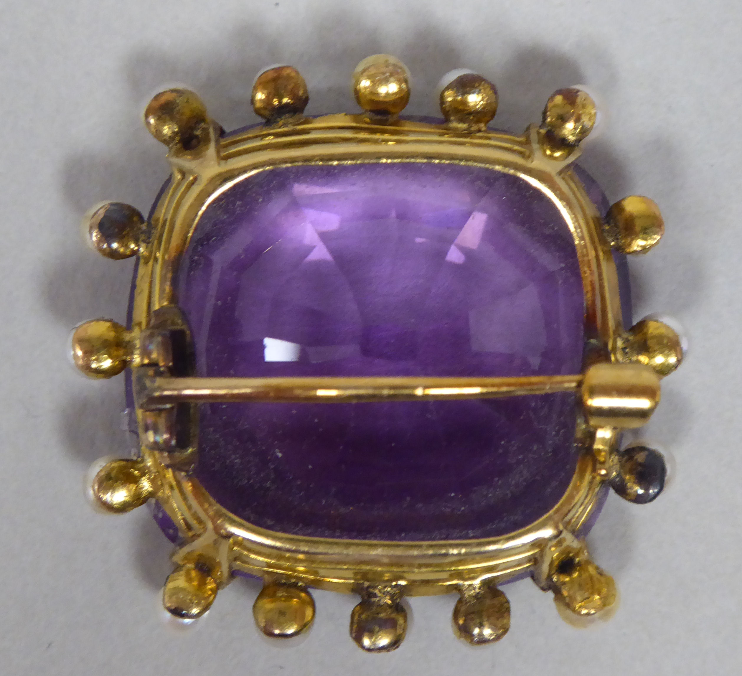 An 18ct gold amethyst and seed pearl set brooch (one pearl now missing) - Image 2 of 6