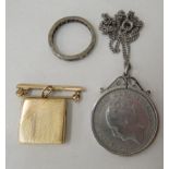 Items of personal ornament: to include a 9ct gold locket