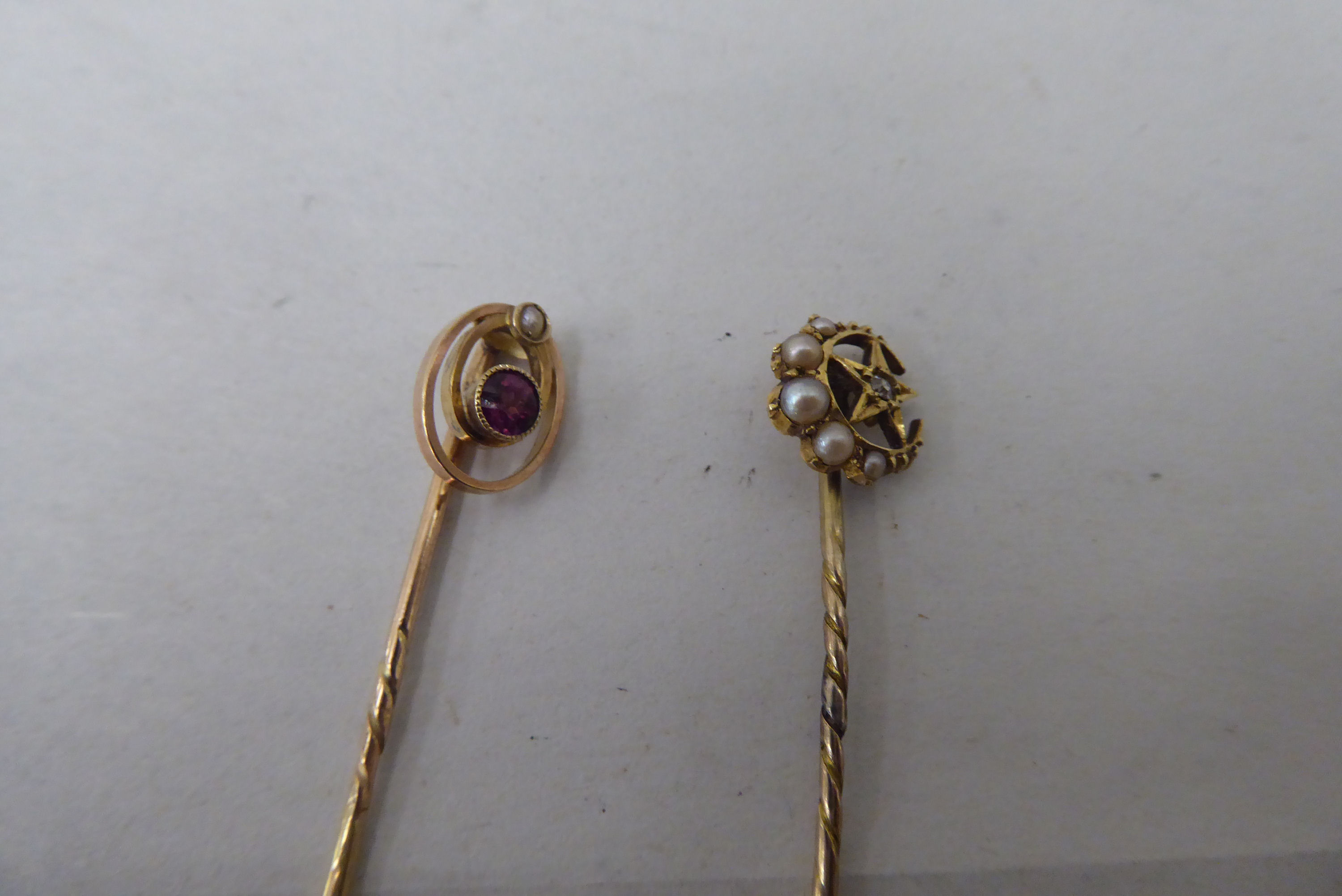 Five dissimilar gold and yellow metal stickpins: to include an 18ct gold example, incorporating a - Image 5 of 6