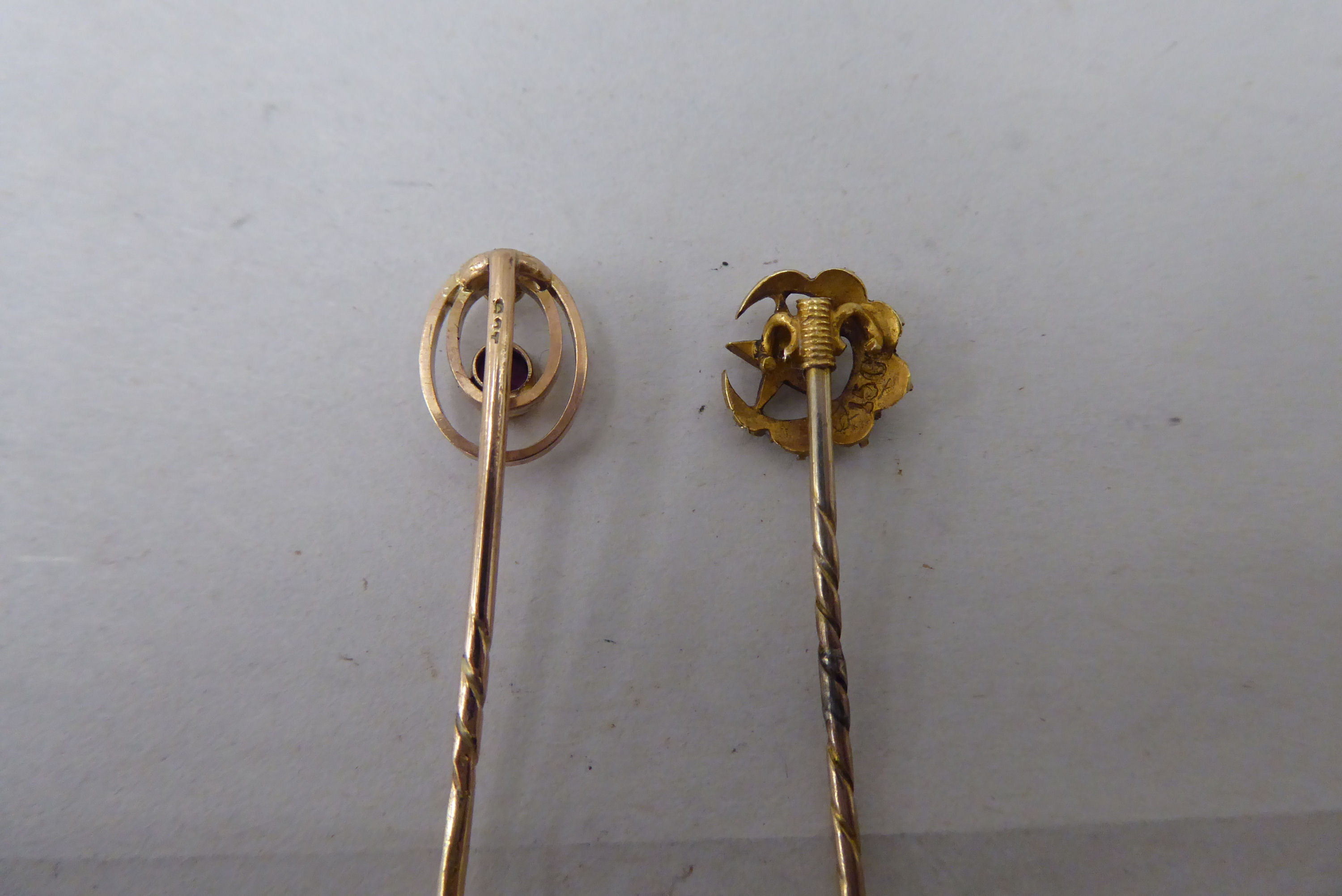 Five dissimilar gold and yellow metal stickpins: to include an 18ct gold example, incorporating a - Image 6 of 6
