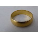 An 18ct gold wedding ring