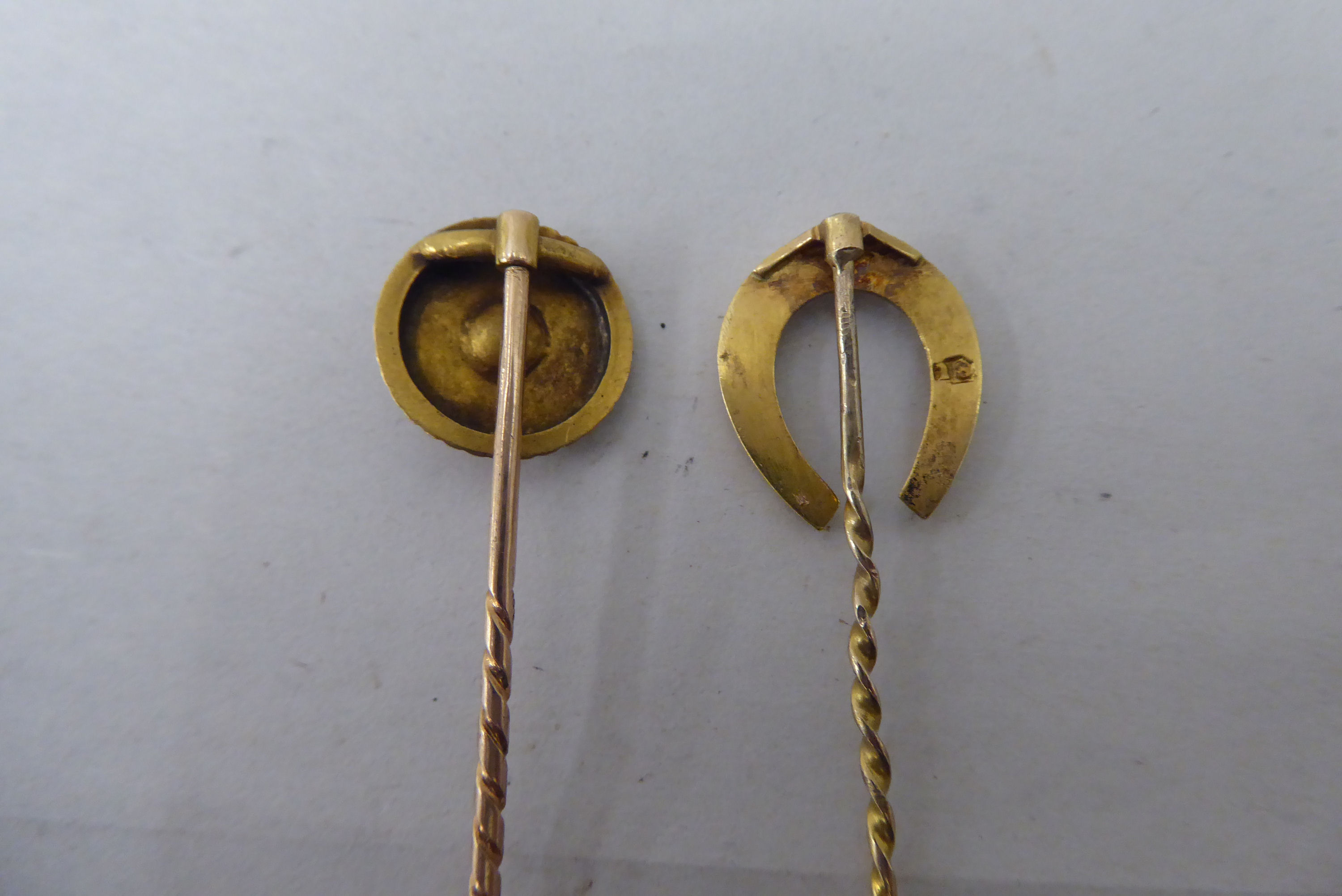 Five dissimilar gold and yellow metal stickpins: to include an 18ct gold example, incorporating a - Image 3 of 6