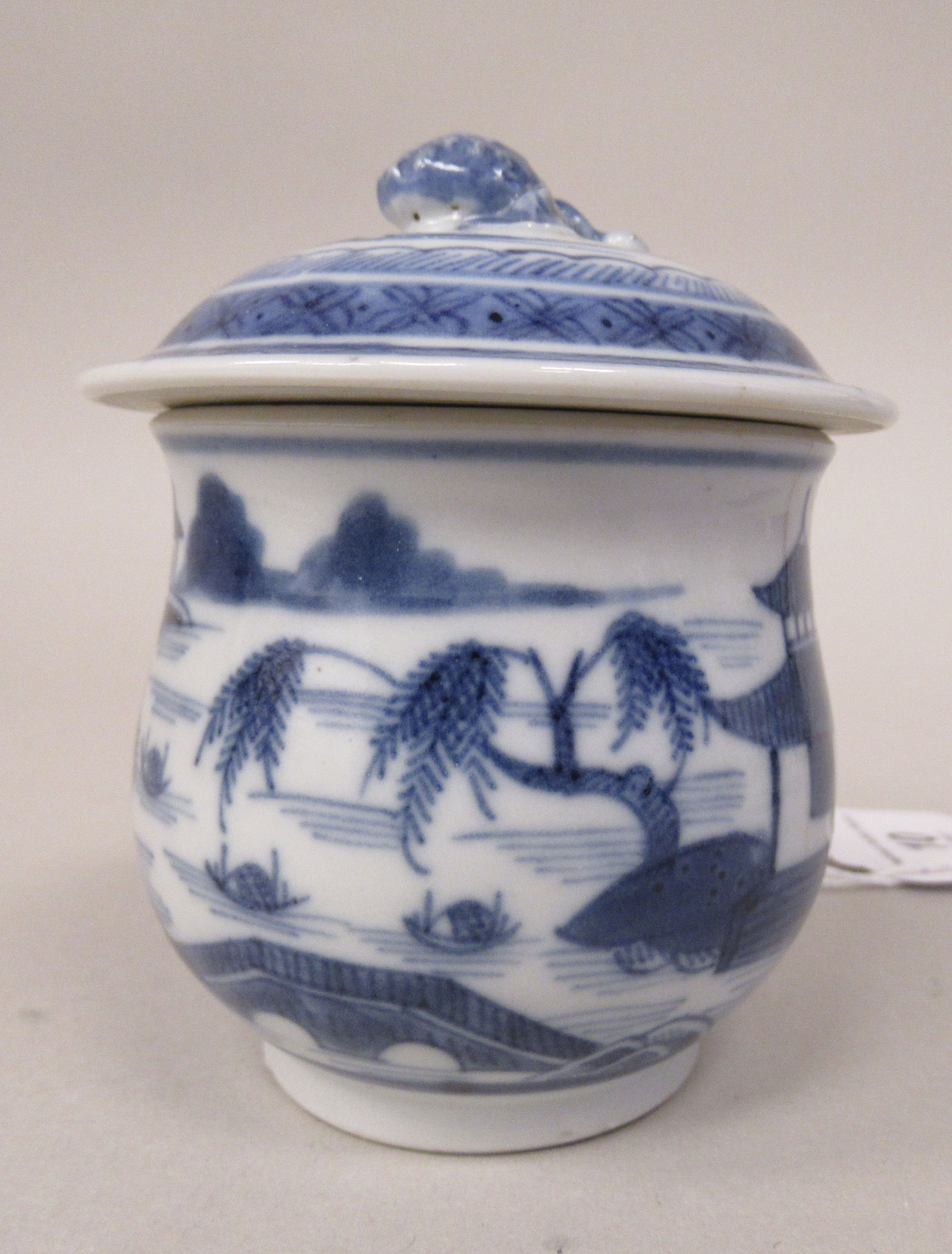 A late 18th/early 19thC Chinese Jiaging period porcelain cup and cover, having an entwined handle - Image 2 of 8