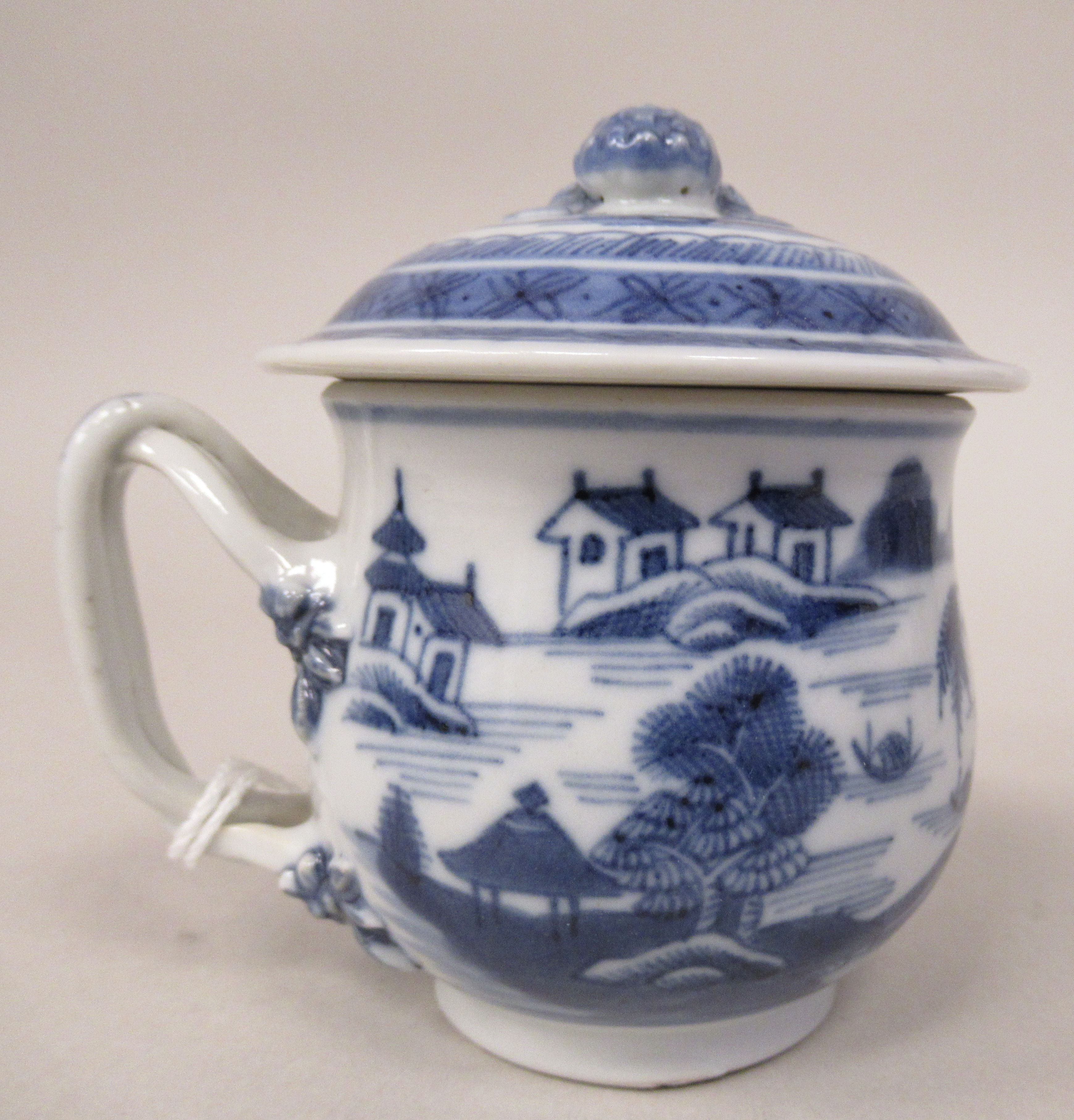 A late 18th/early 19thC Chinese Jiaging period porcelain cup and cover, having an entwined handle - Image 3 of 8