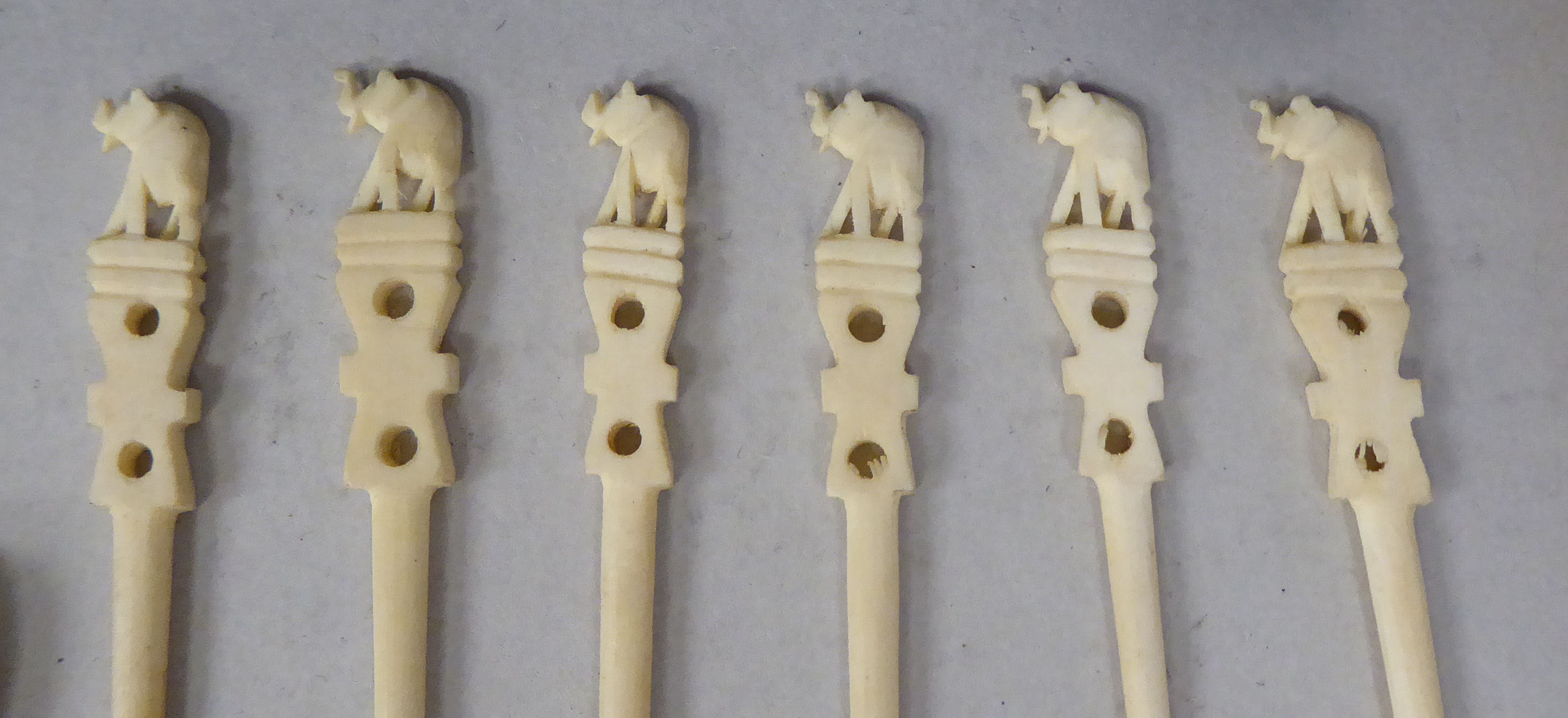 Late 19thC ivory/bone and other trinkets: to include a letter opener; a pair of huskie dogs with a - Image 4 of 9