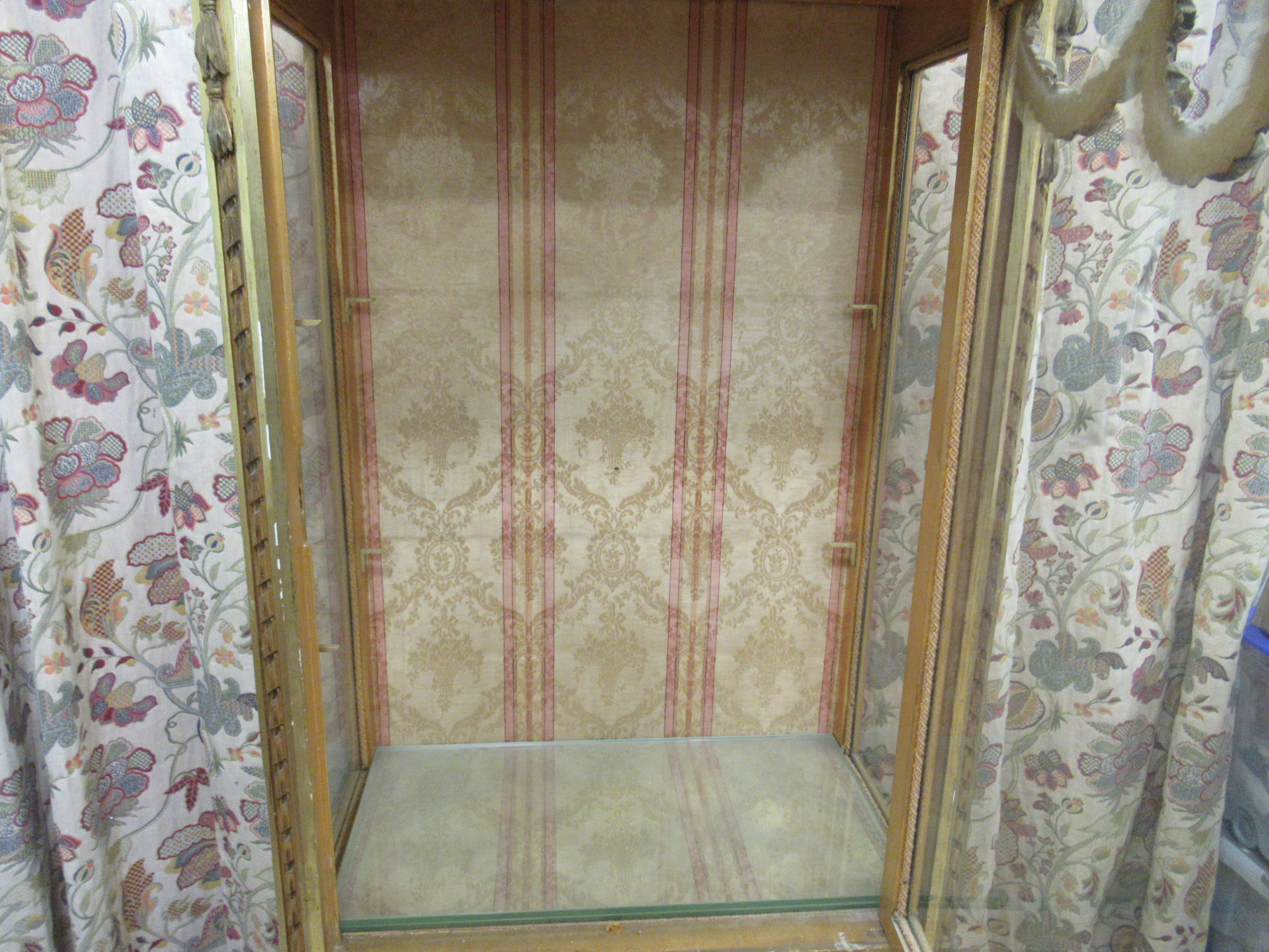 A late 19thC fully glazed giltwood and glass display cabinet with a single glazed door, surmounted - Image 4 of 8