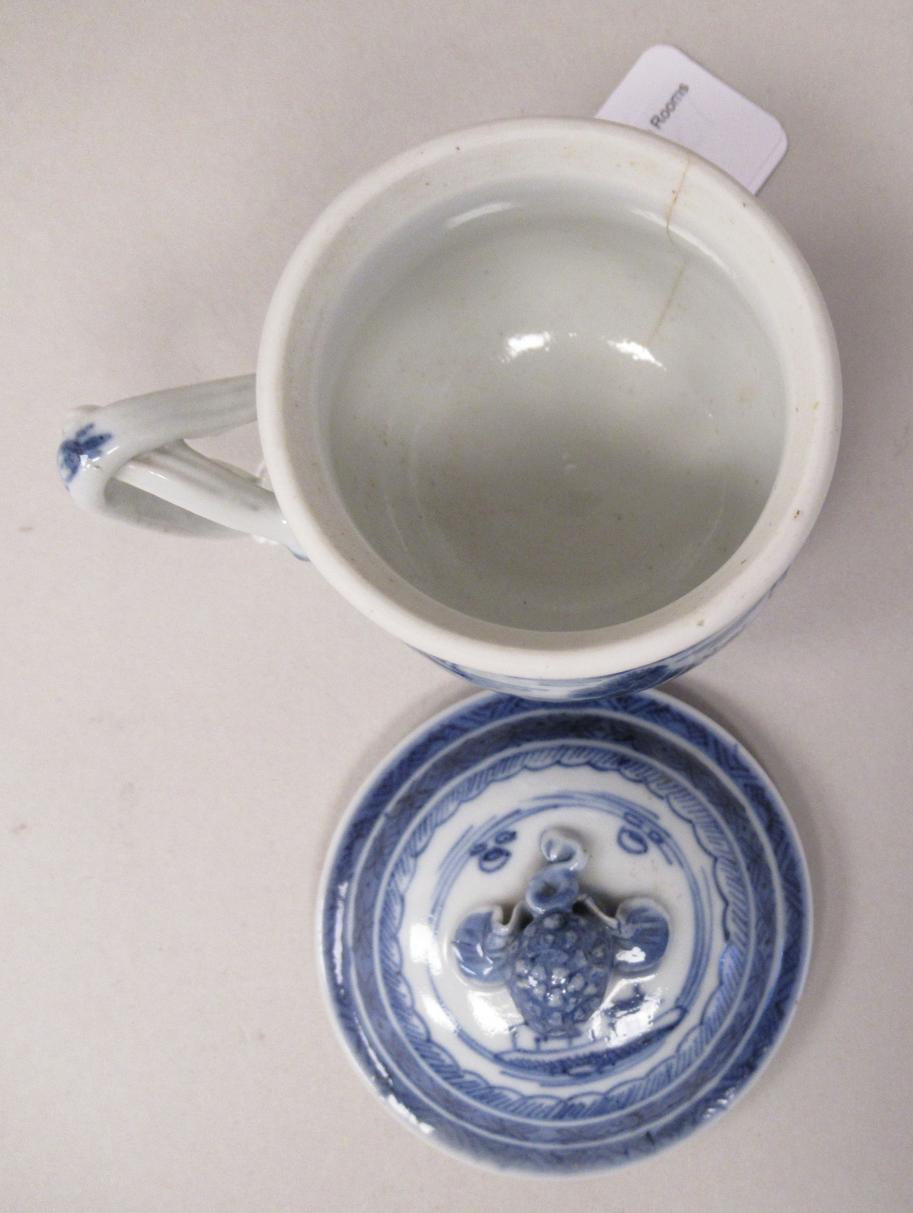 A late 18th/early 19thC Chinese Jiaging period porcelain cup and cover, having an entwined handle - Image 4 of 8