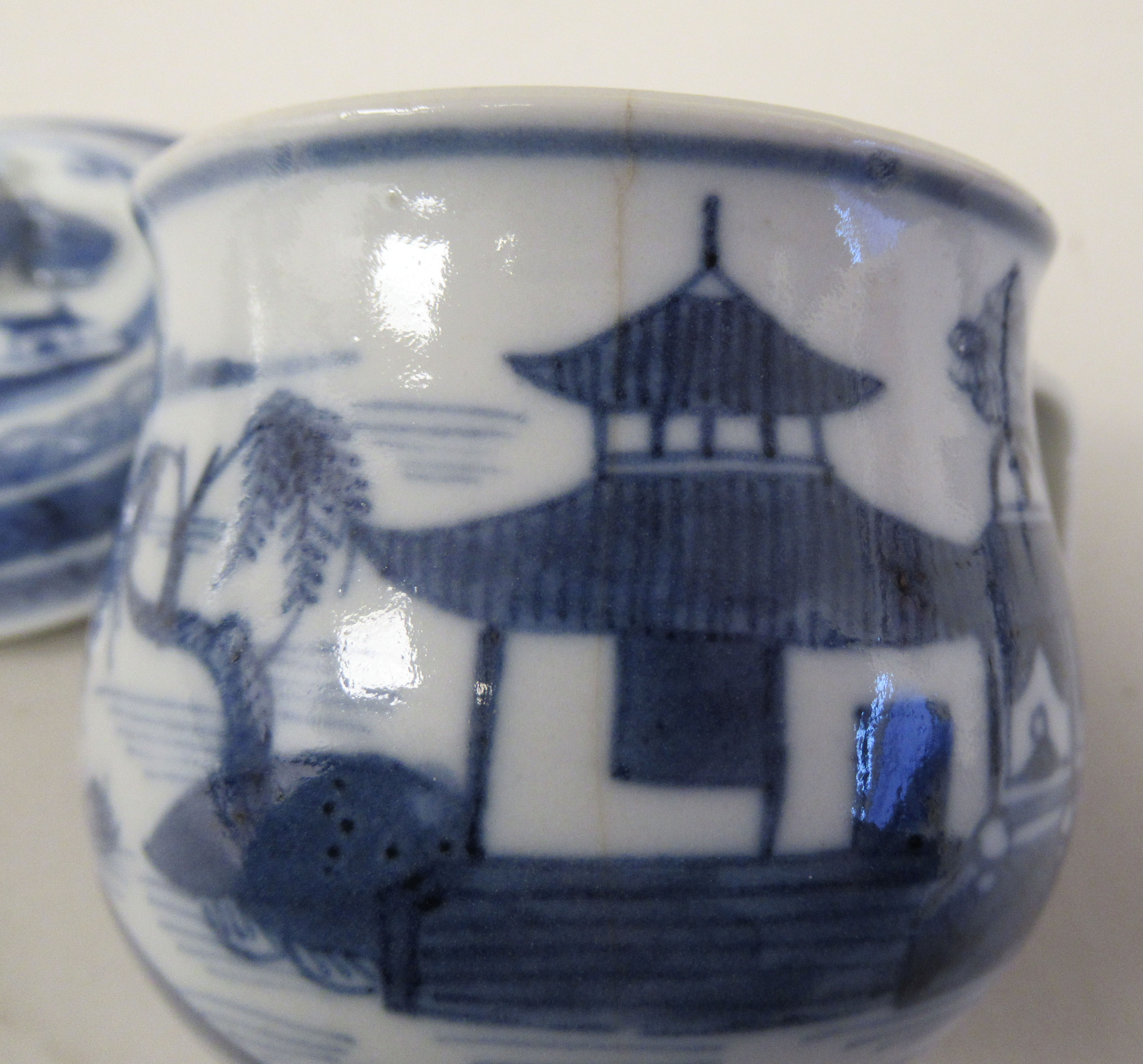 A late 18th/early 19thC Chinese Jiaging period porcelain cup and cover, having an entwined handle - Image 6 of 8