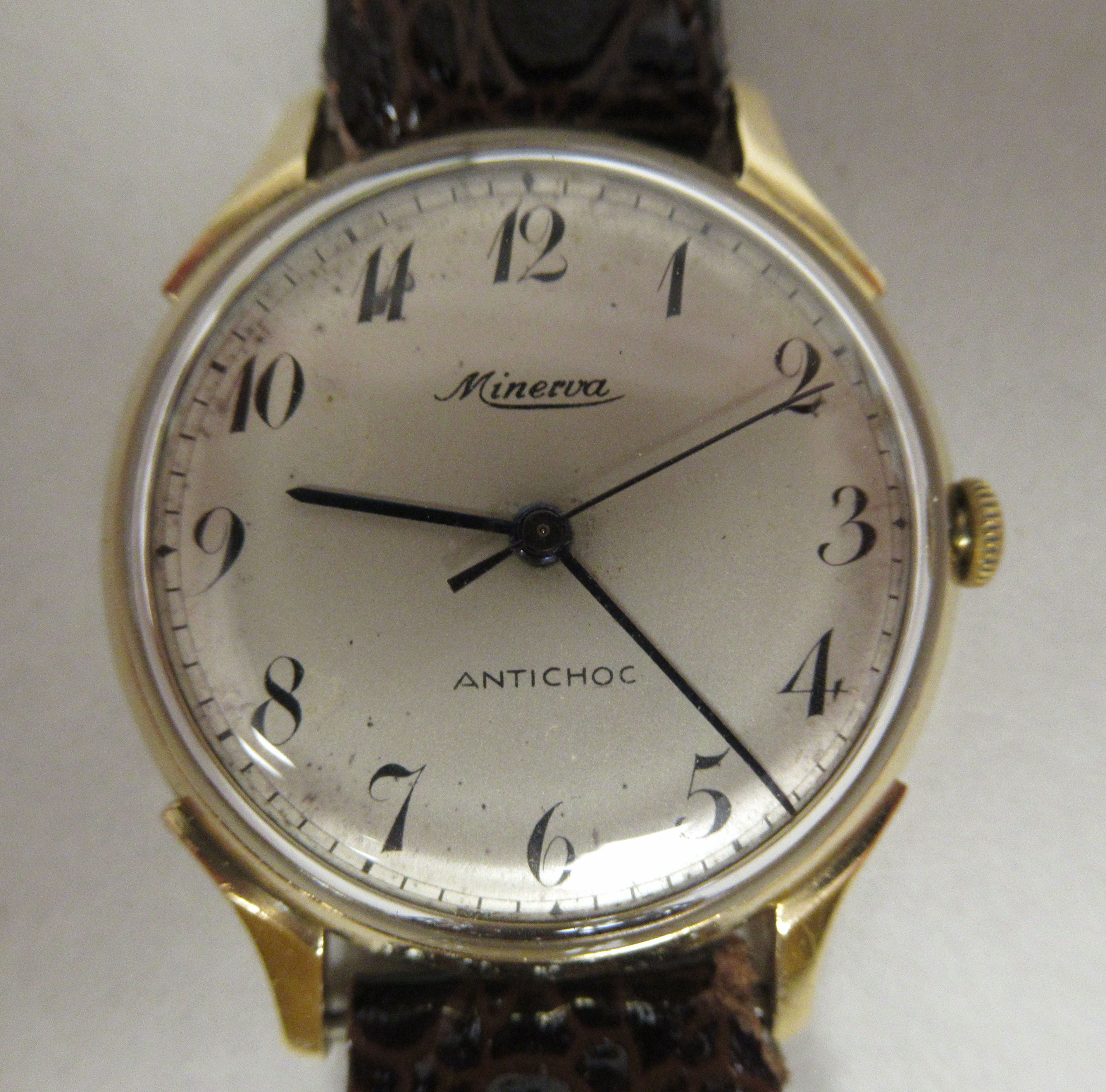 A 1950s Minerva Antichoc 18ct gold cased wristwatch, the 7 jewel movement with sweeping seconds,