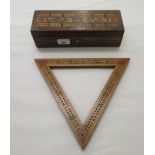 An early 20thC mahogany box, the hinged marquetry lid arranged as a cribbage board  10.5"w; and