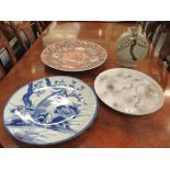 Oriental porcelain collectables: to include a Japanese charger, decorated with a bird of prey  15.