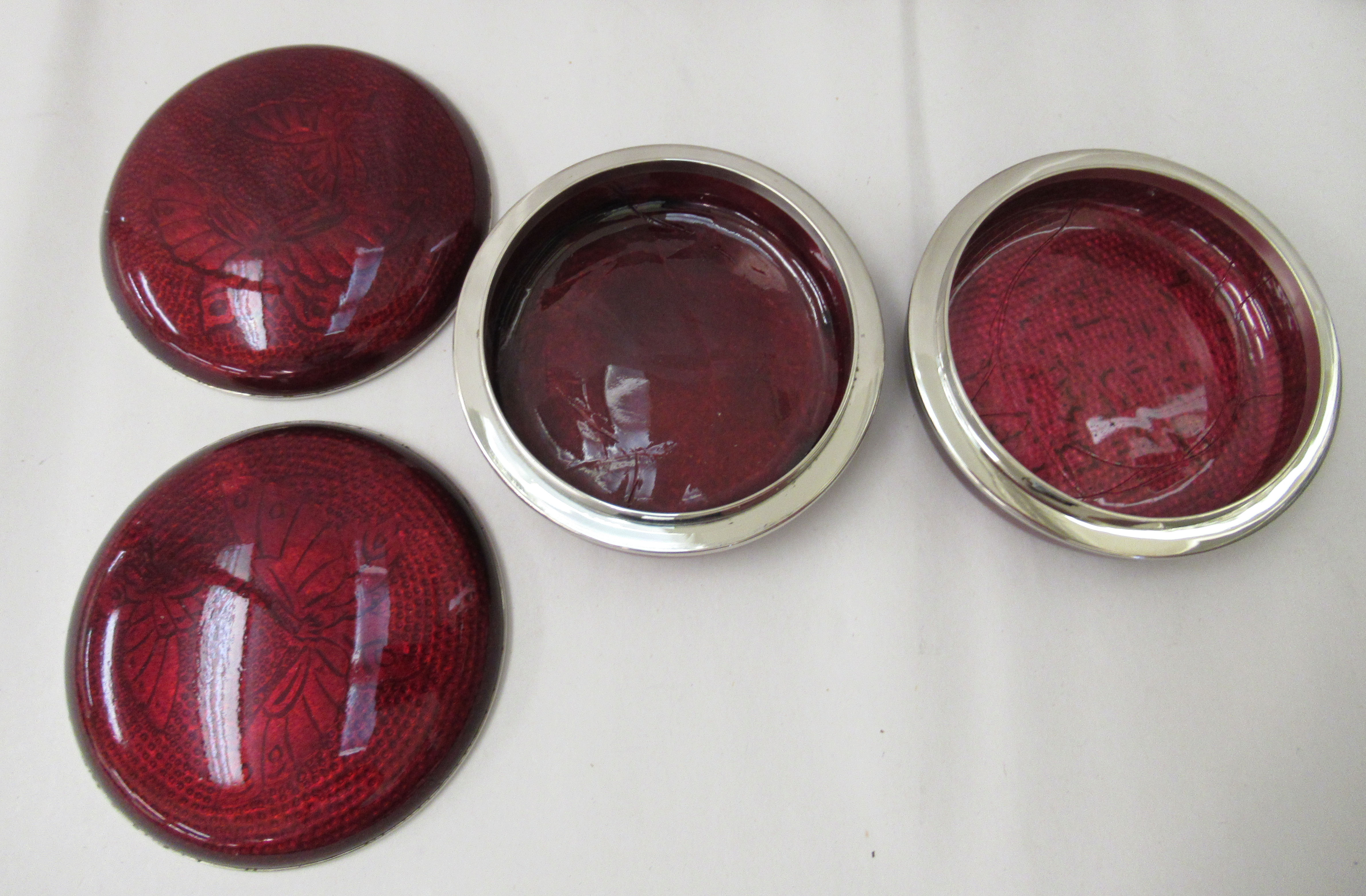A pair of 20thC Chinese red enamelled white metal trinket boxes and covers, decorated with - Image 2 of 3