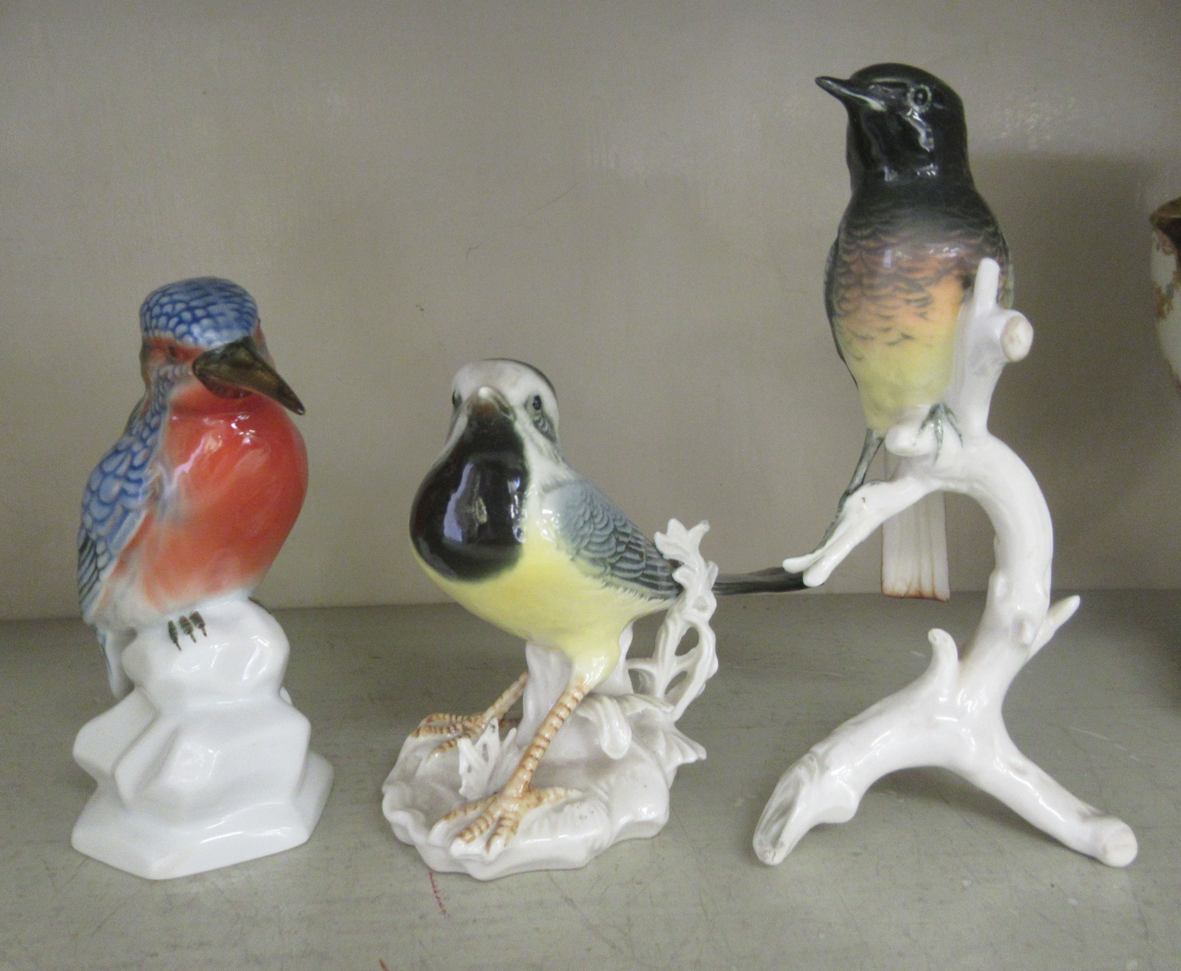Decorative ceramics: to include a Kaiser porcelain figure, a hunter  10"h - Image 4 of 9