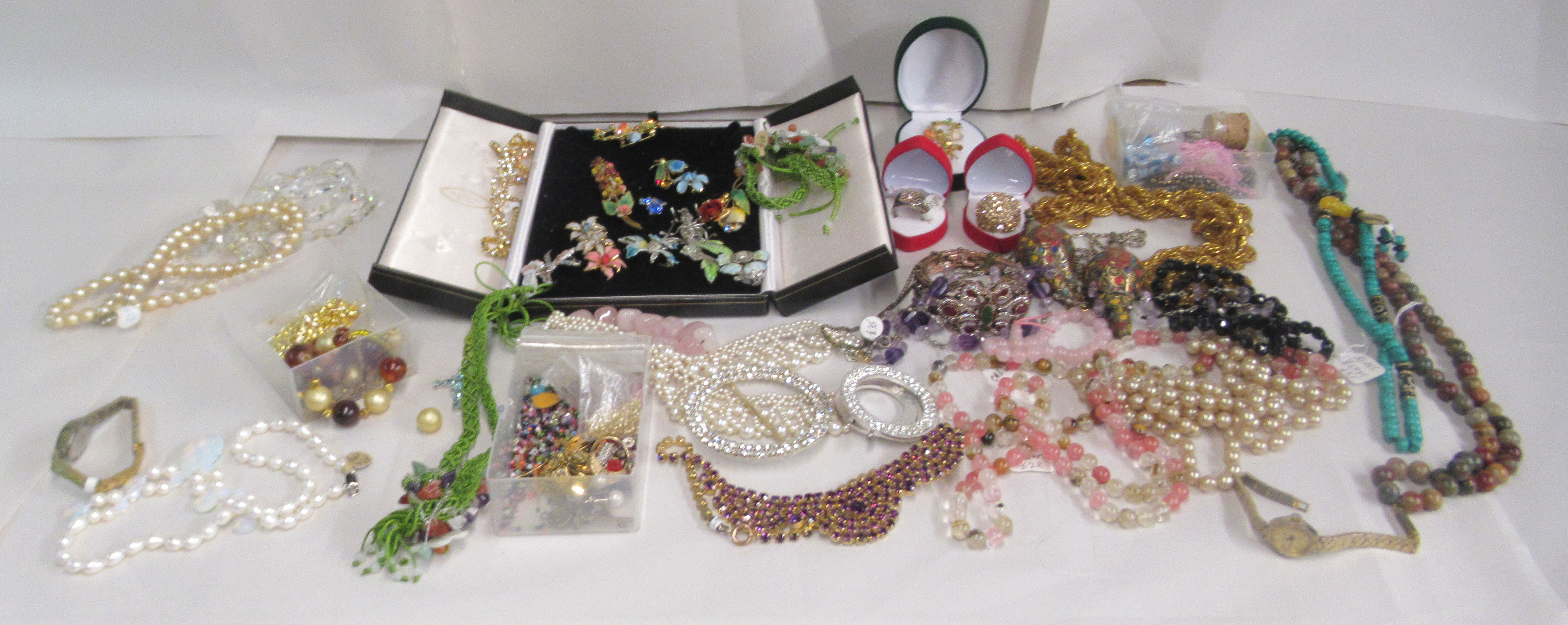 Costume jewellery and items of personal ornament: to include enamel and other floral design brooches