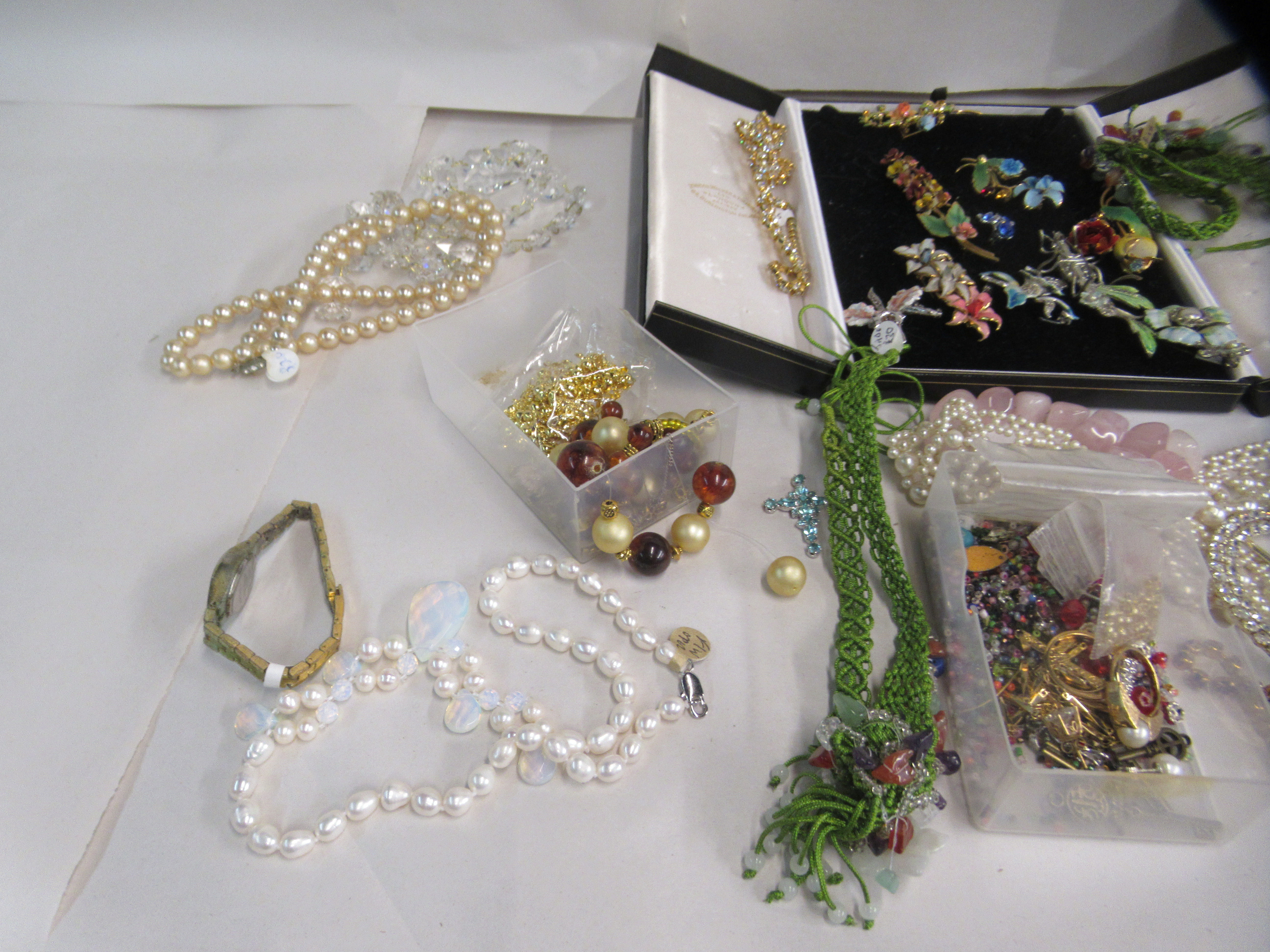 Costume jewellery and items of personal ornament: to include enamel and other floral design brooches - Image 2 of 4