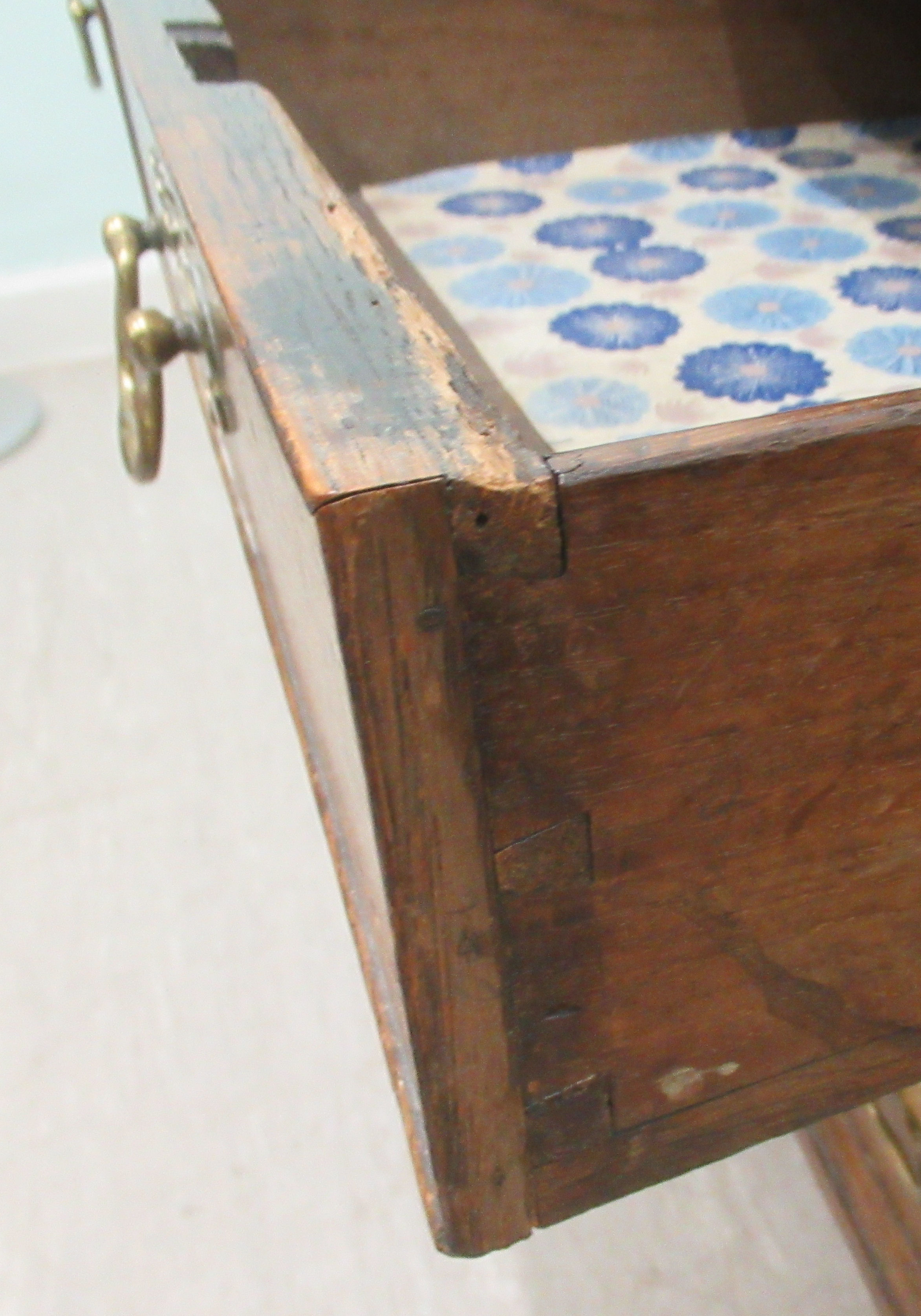 A George III oak bureau, the fall flap over an arrangement of five drawers, raised on bracket - Image 3 of 3