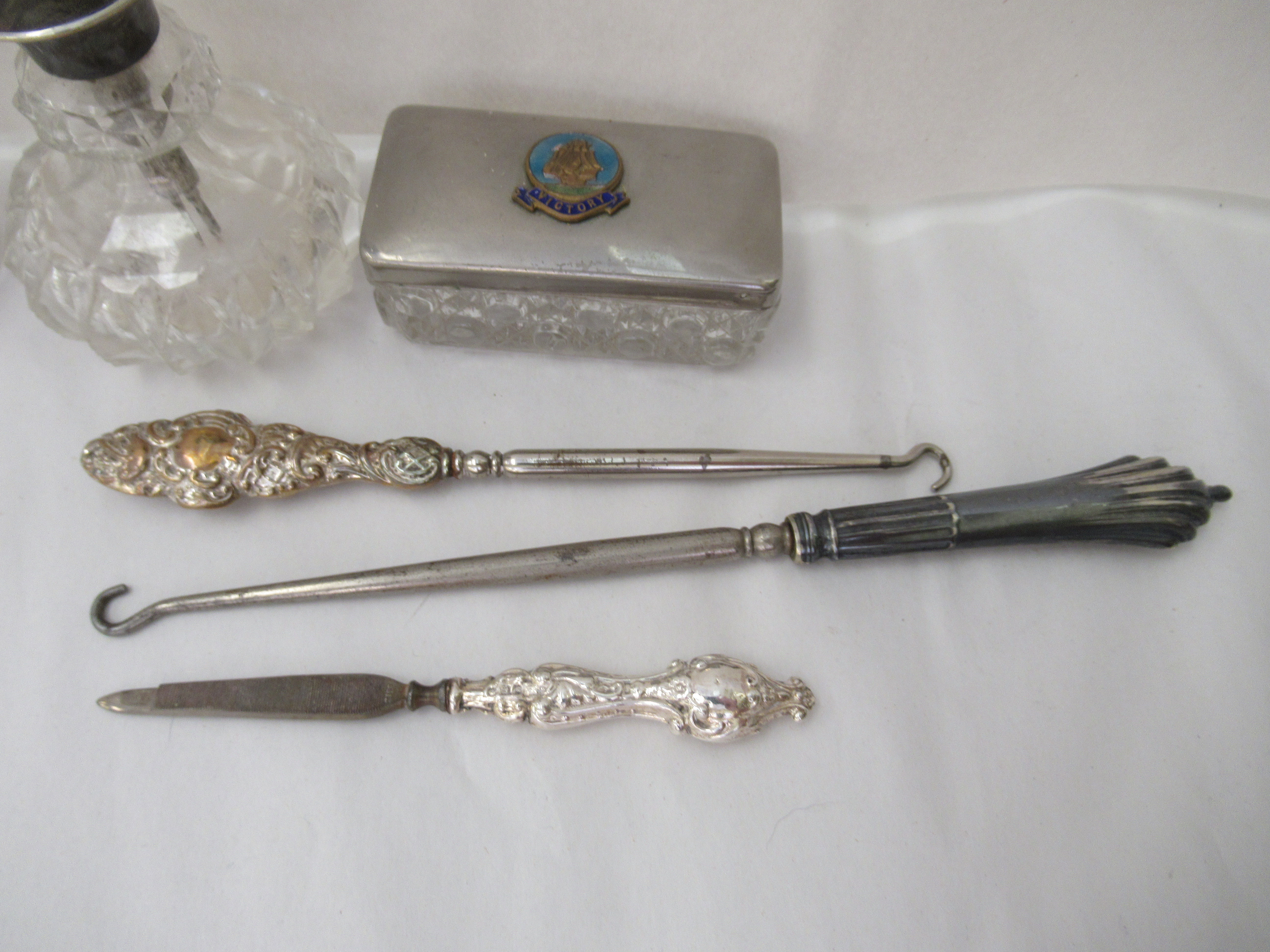 Dressing table accessories: to include filigree items; and tortoiseshell combs/hair grips - Image 3 of 3
