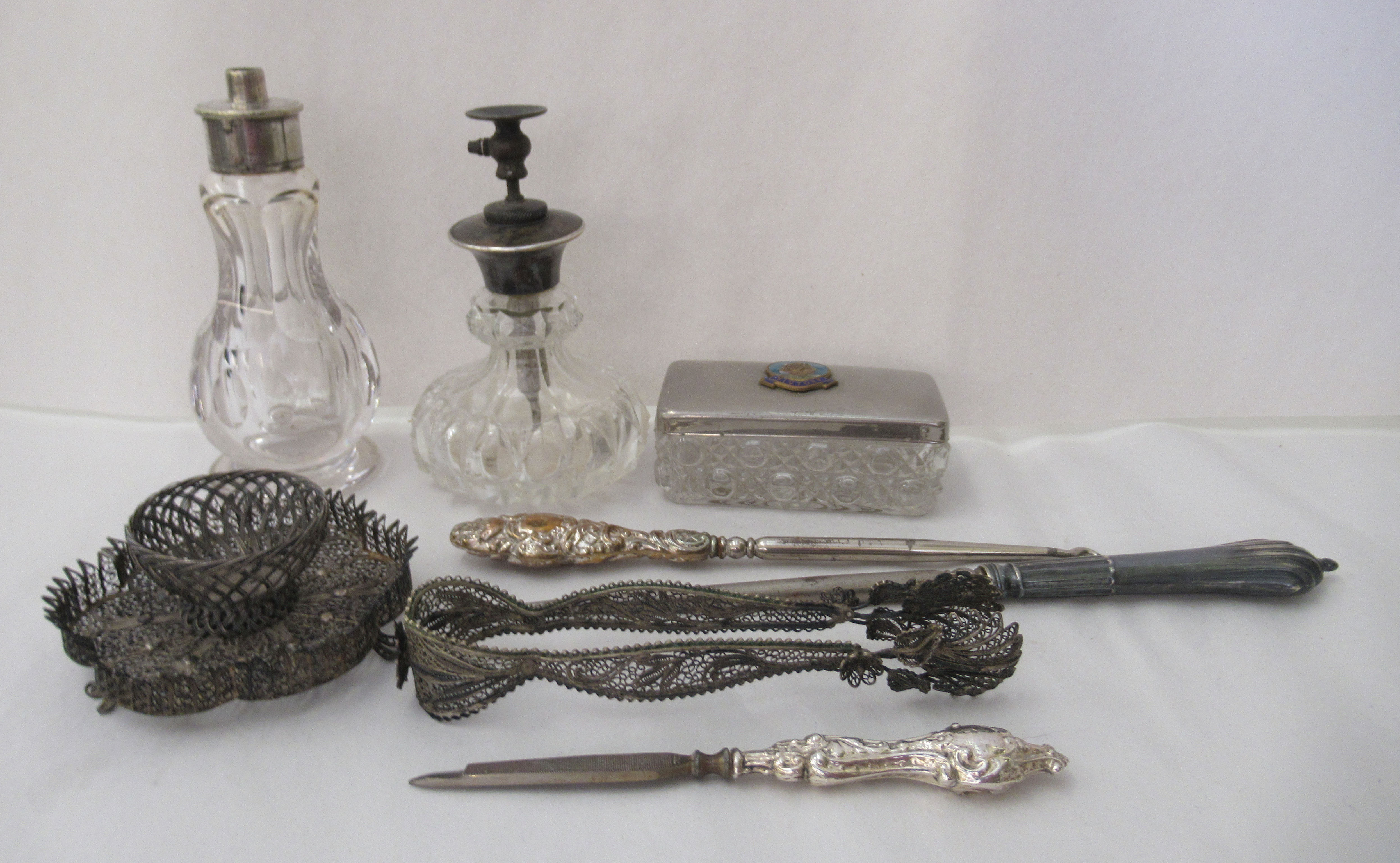Dressing table accessories: to include filigree items; and tortoiseshell combs/hair grips - Image 2 of 3