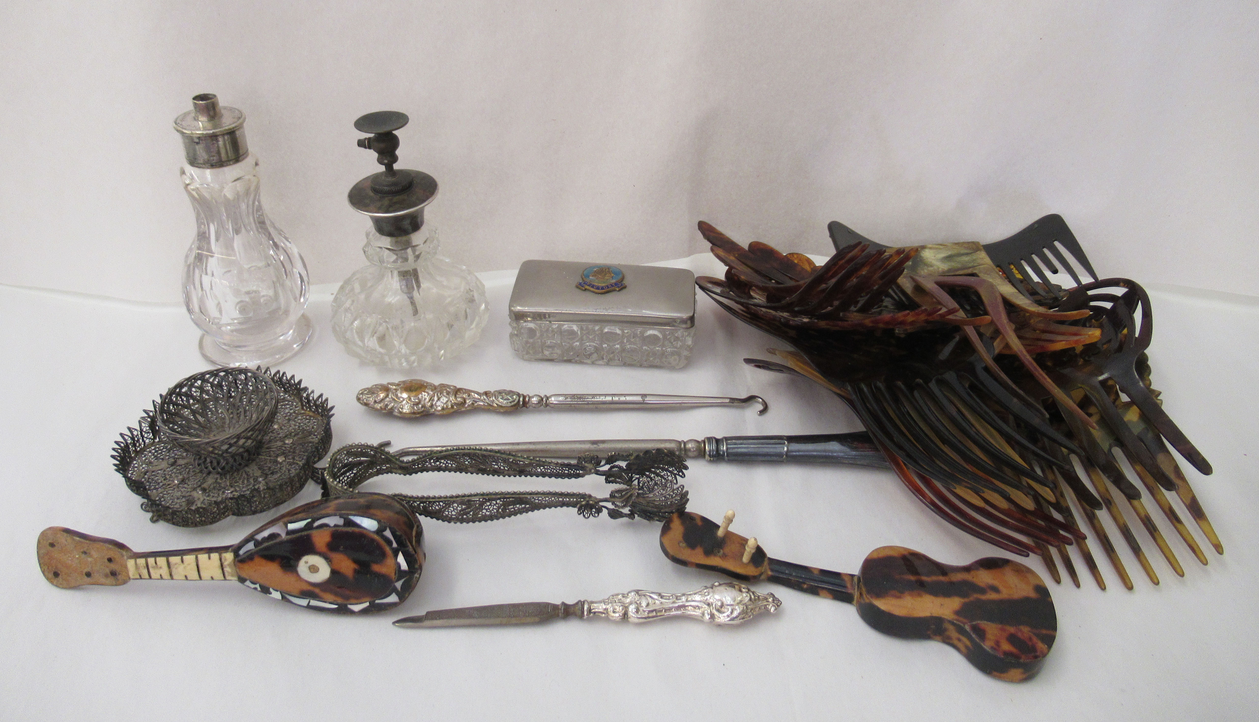 Dressing table accessories: to include filigree items; and tortoiseshell combs/hair grips