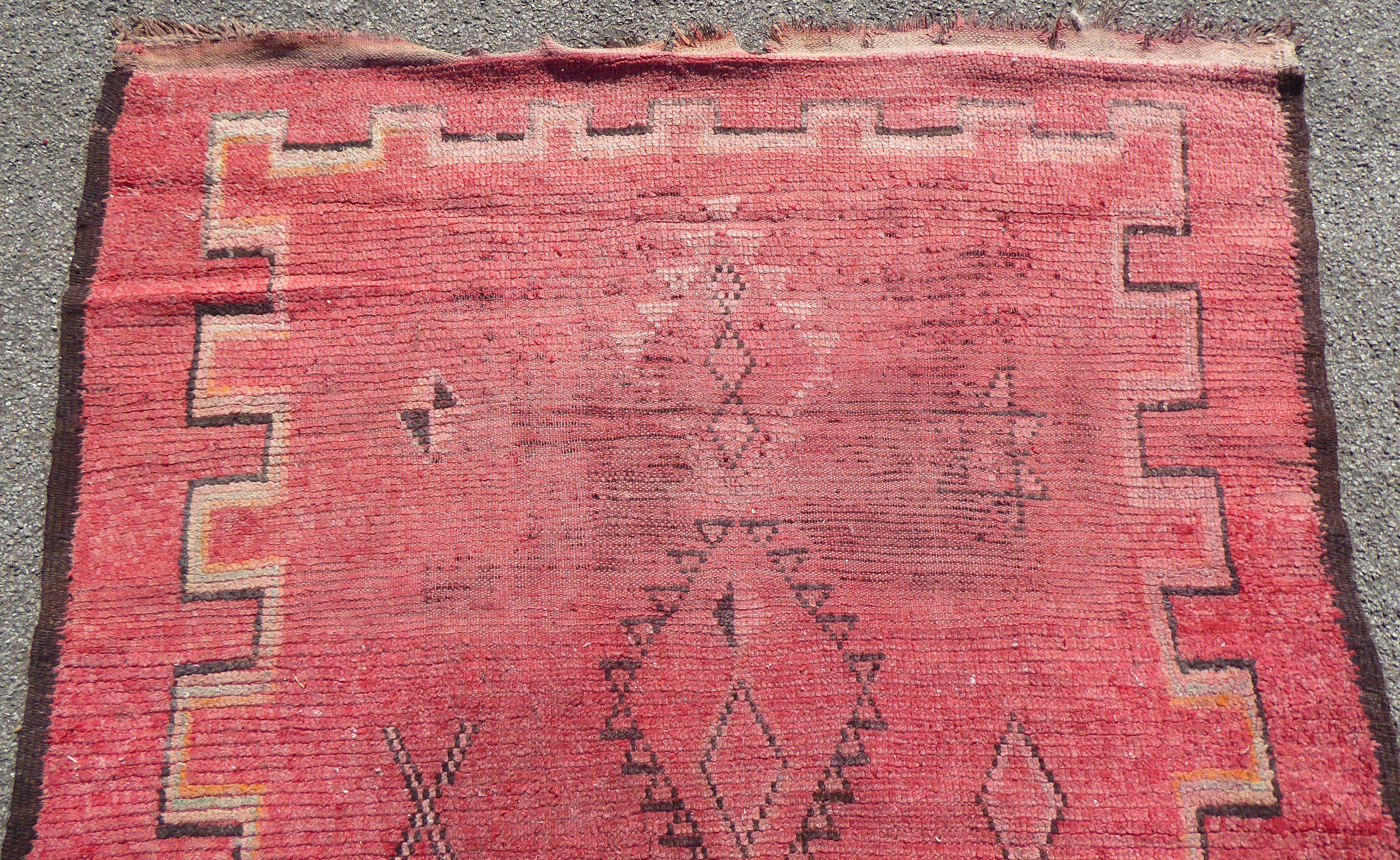 An early 20thC Turkish Kelleh rug with geometric motifs on a red ground  108" x 56" - Bild 4 aus 5