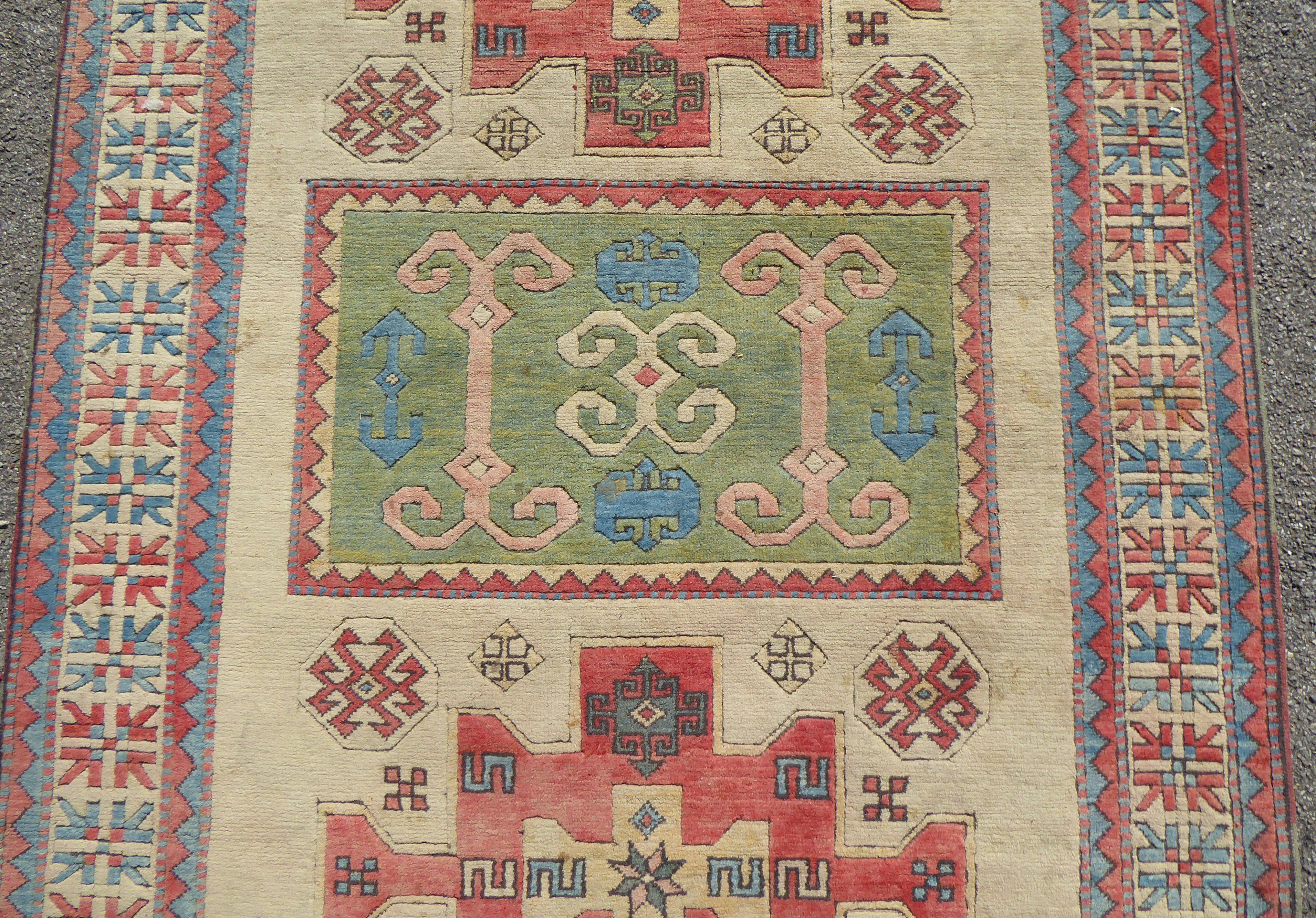 A Kazak style Caucasian rug with geometric motifs on a cream coloured ground  86" x 60" - Bild 2 aus 4