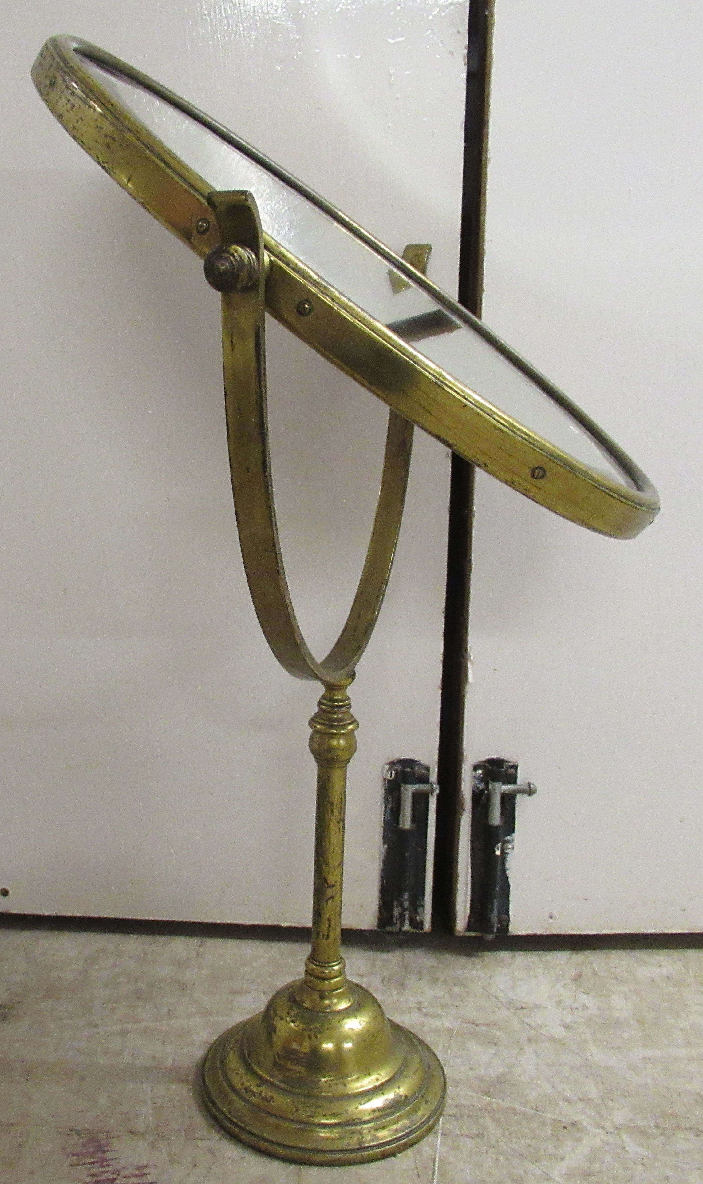 An early 20thC brass framed dressing room toilet mirror, the bevelled plate pivoting/rotating on a - Image 5 of 5