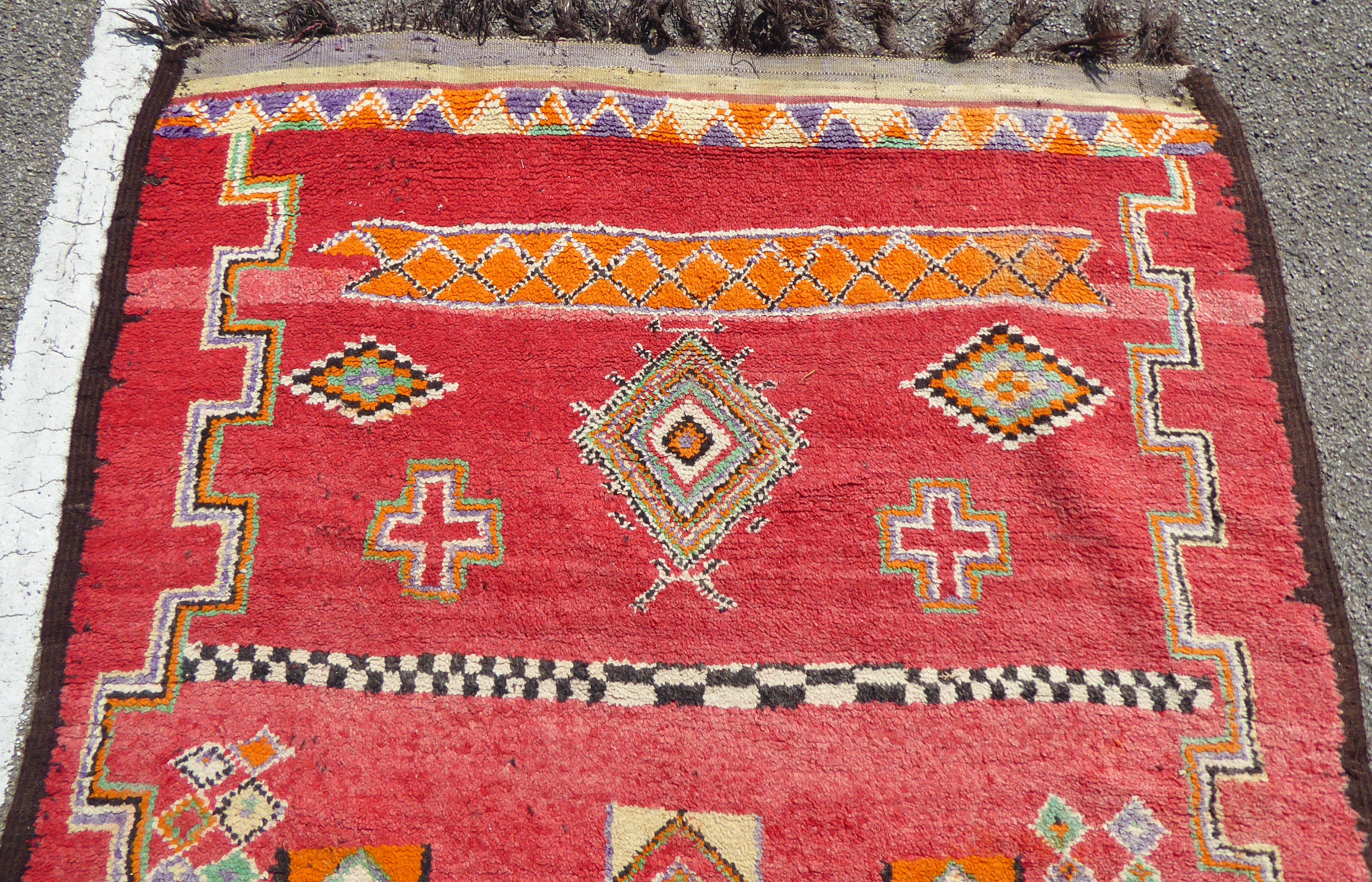 An early 20thC Turkish Kelleh with geometric and zoomorphic motifs on a red ground with Kelim - Bild 4 aus 5