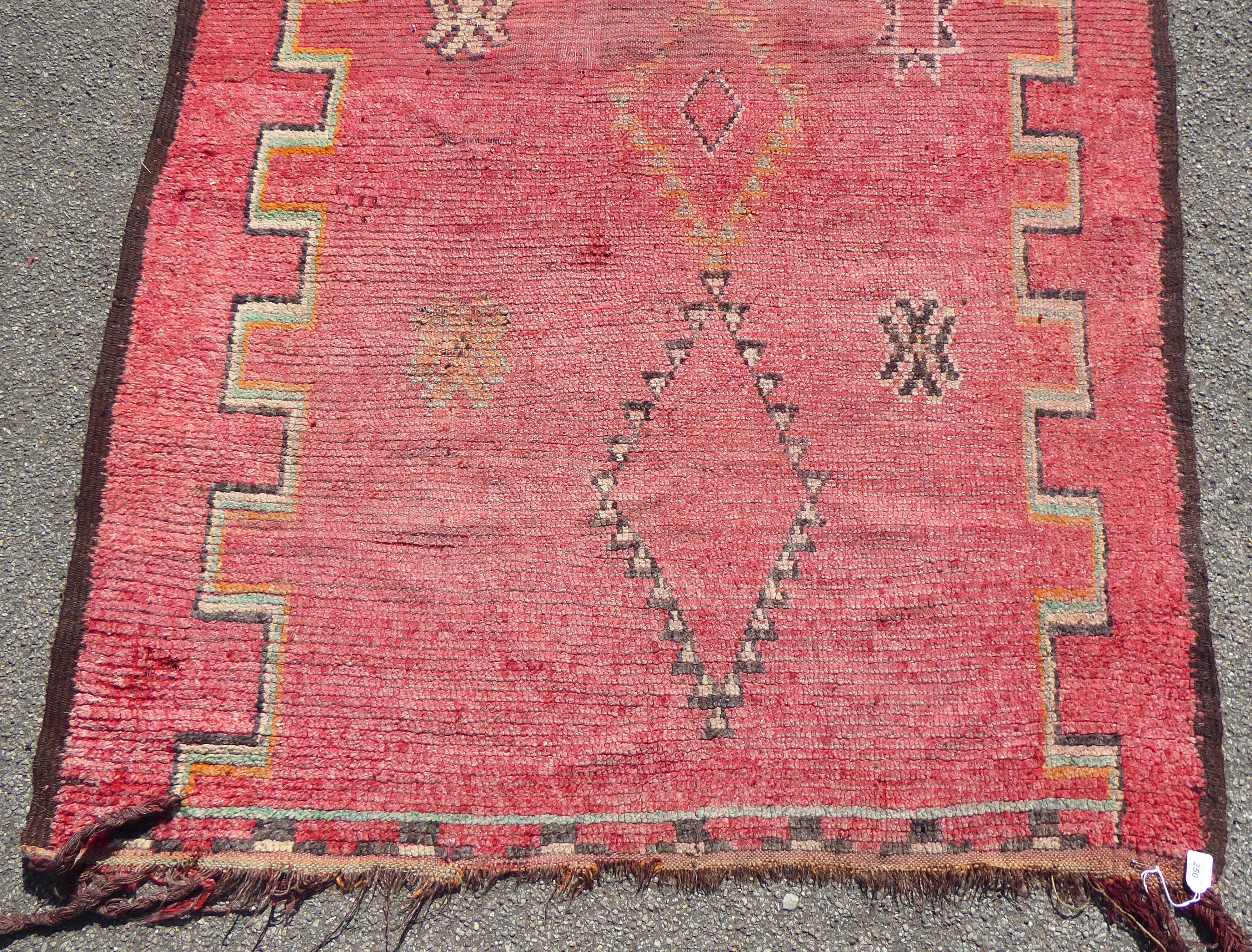 An early 20thC Turkish Kelleh rug with geometric motifs on a red ground  108" x 56" - Bild 2 aus 5