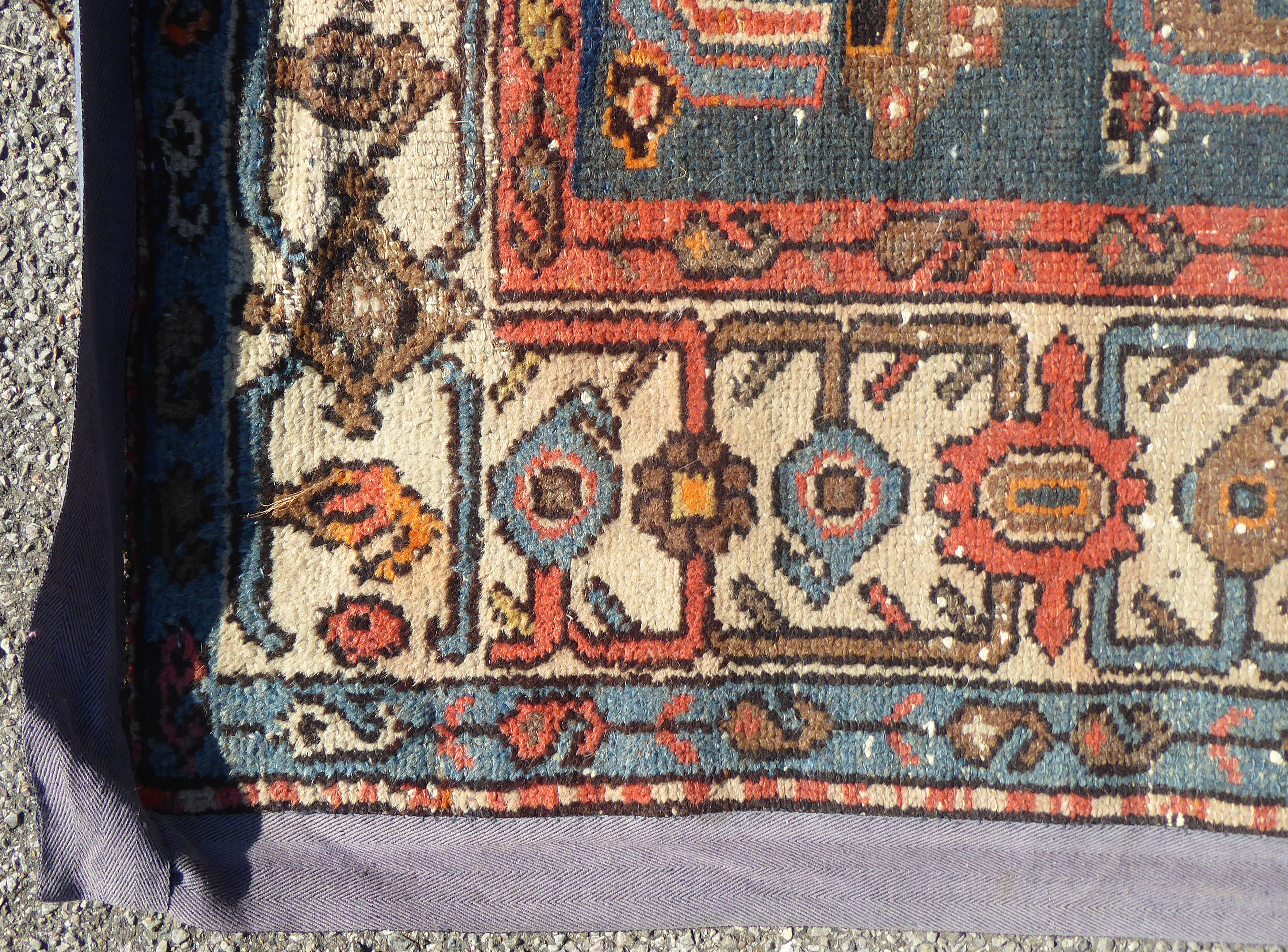 An early 20thC Mazlaghan (Hamadan) rug with central pole medallion, on a blue ground within a - Bild 3 aus 5