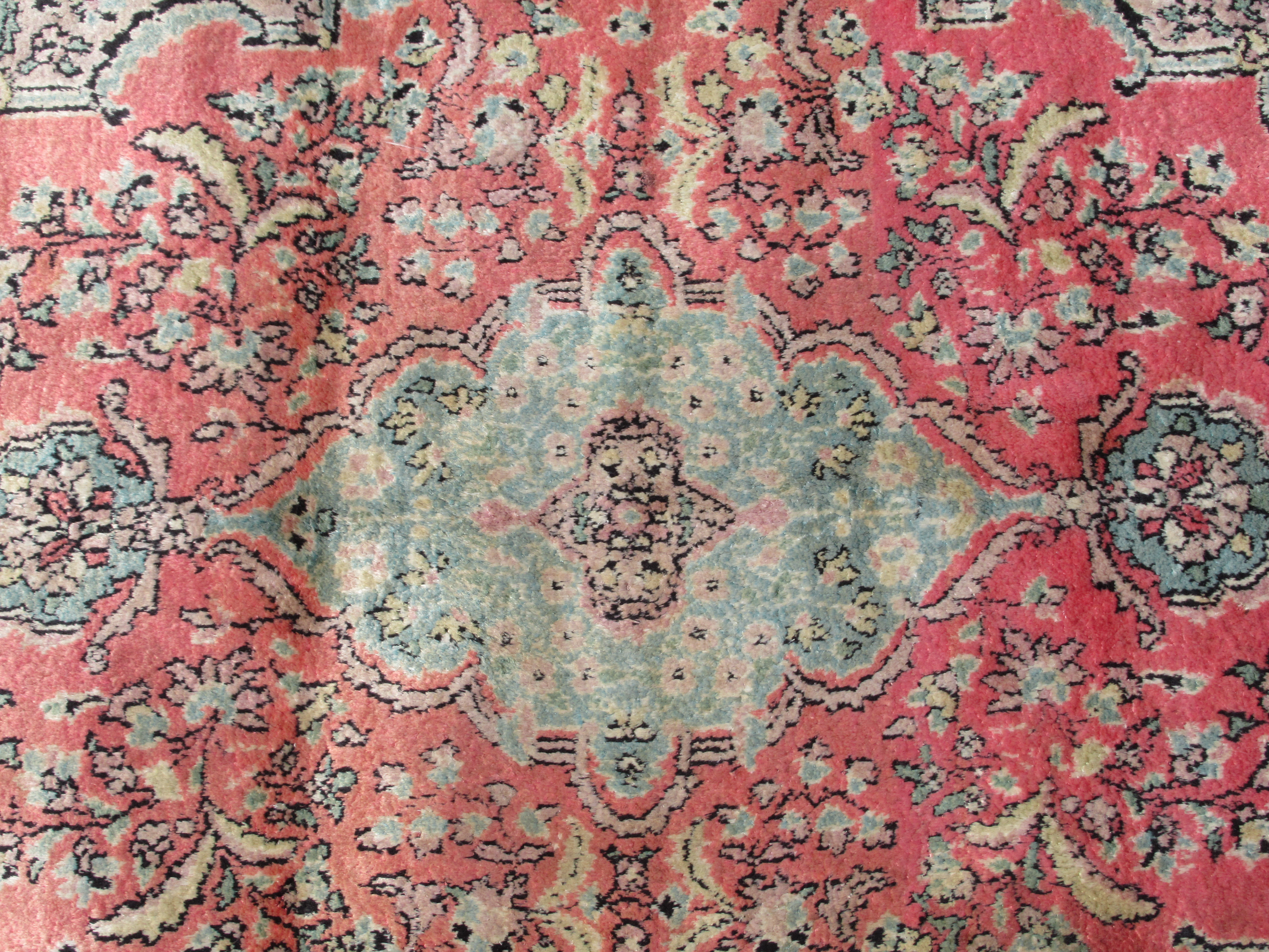 A Kelim part silk rug, decorated with a central serpentine outlined motif, bordered by floral - Bild 4 aus 5