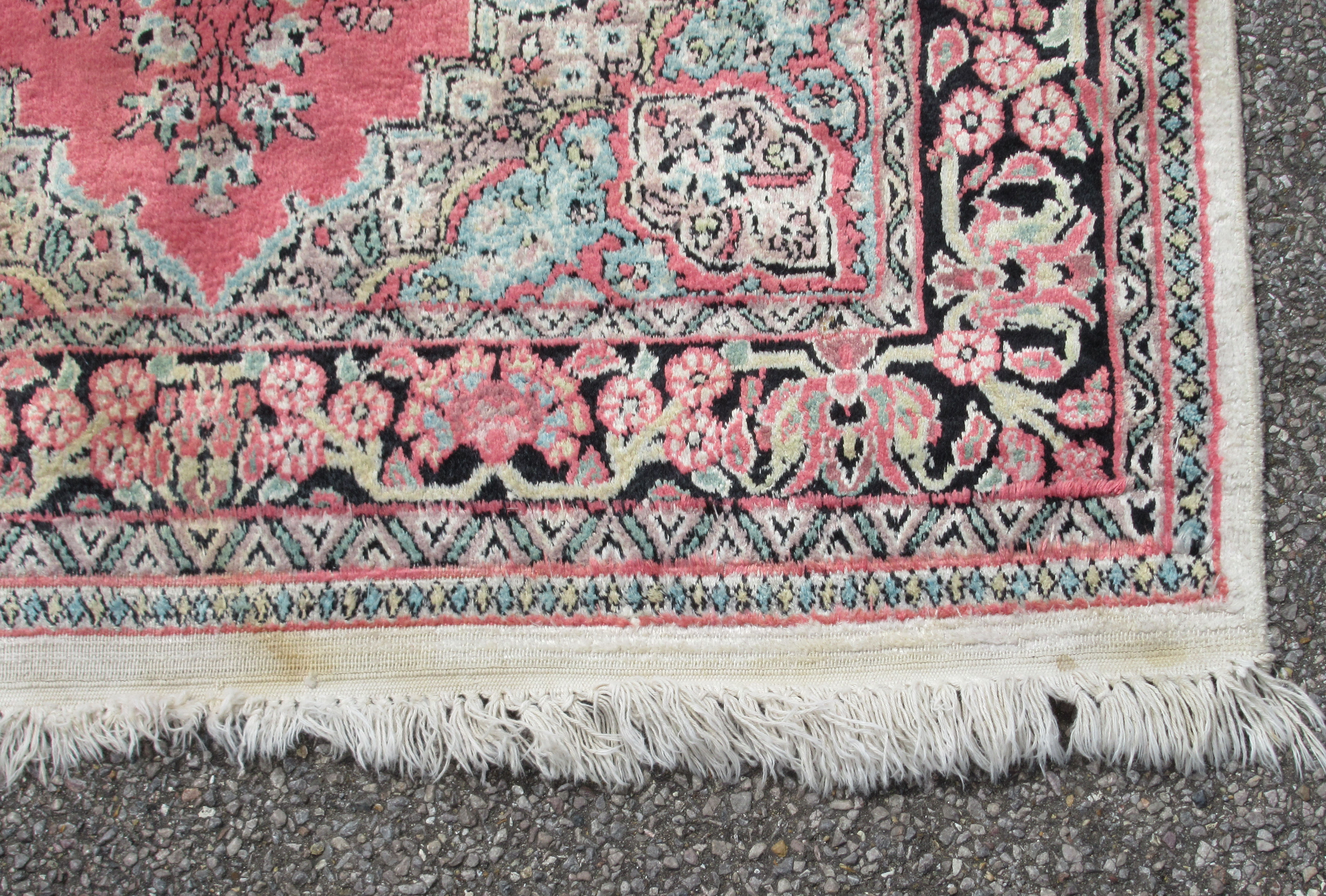 A Kelim part silk rug, decorated with a central serpentine outlined motif, bordered by floral - Bild 2 aus 5