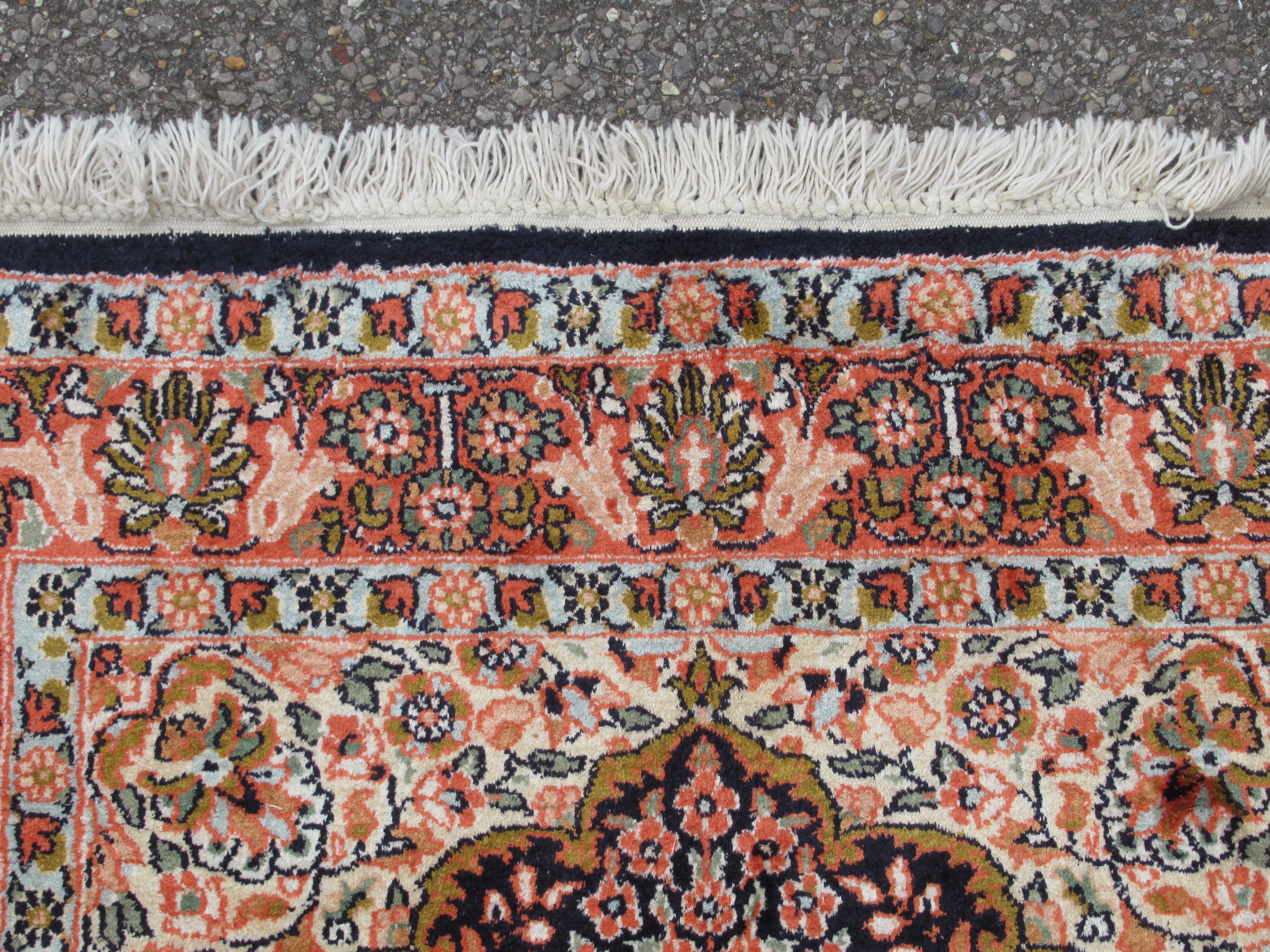 A Kelim part silk prayer rug, decorated with floral designs, on a multi-coloured ground with a - Bild 3 aus 5