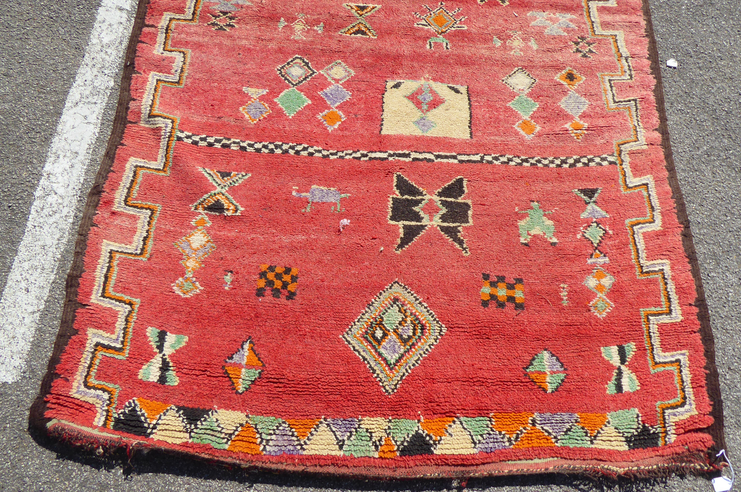 An early 20thC Turkish Kelleh with geometric and zoomorphic motifs on a red ground with Kelim - Bild 2 aus 5