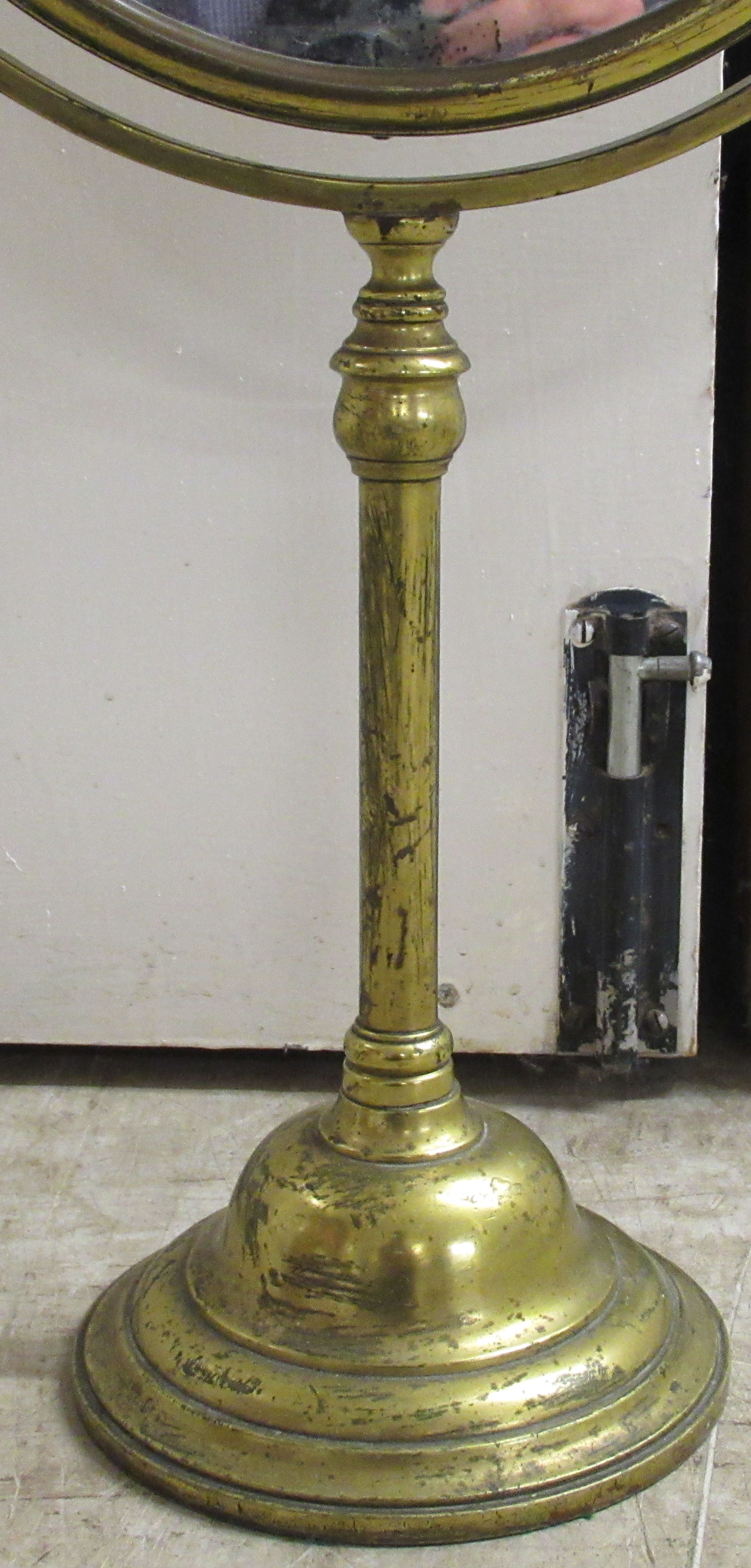 An early 20thC brass framed dressing room toilet mirror, the bevelled plate pivoting/rotating on a - Image 4 of 5