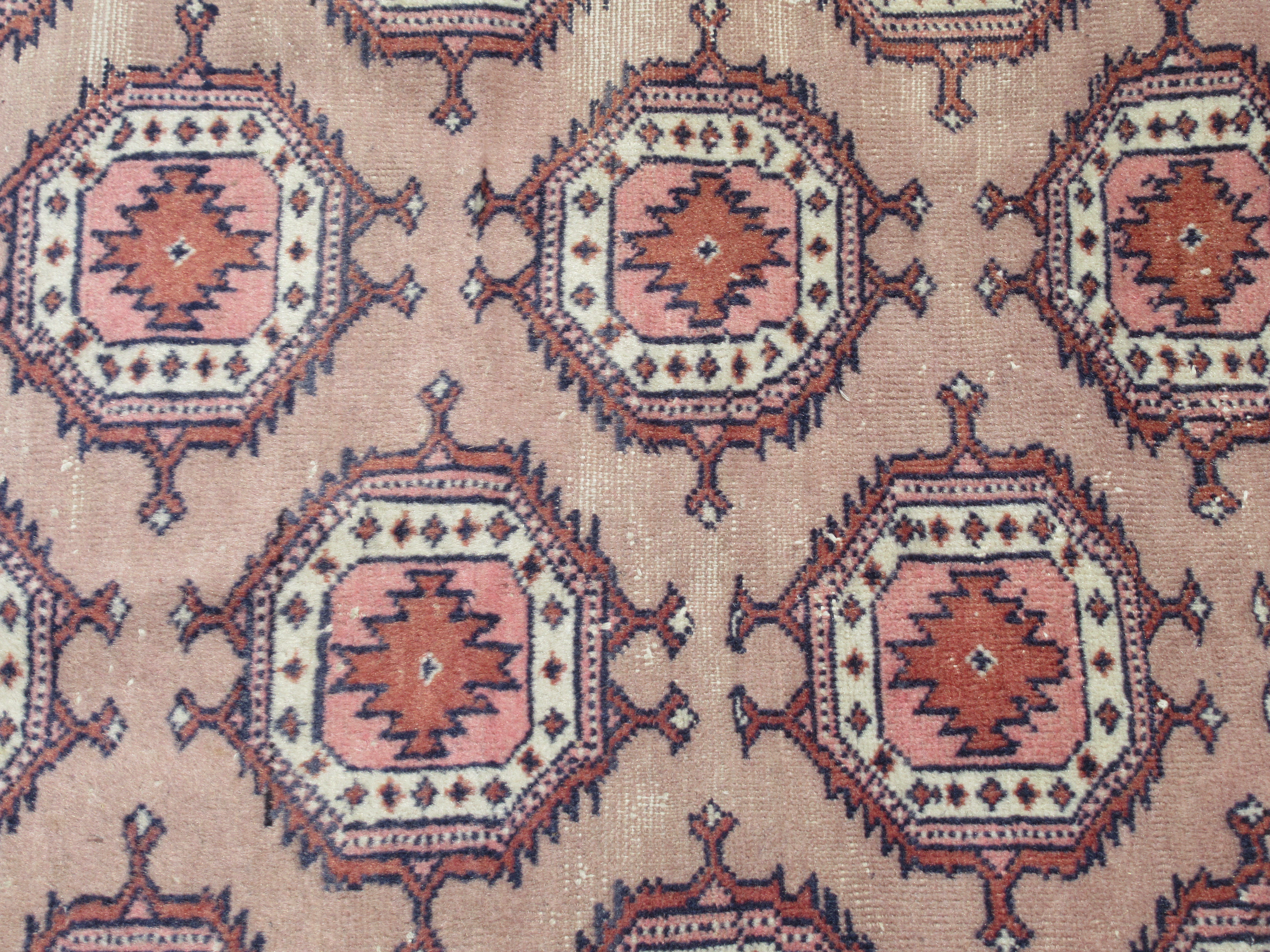 A Bokhara rug, decorated with staggered octagonal motifs, on a multi-coloured ground  48" x 72" - Bild 4 aus 5