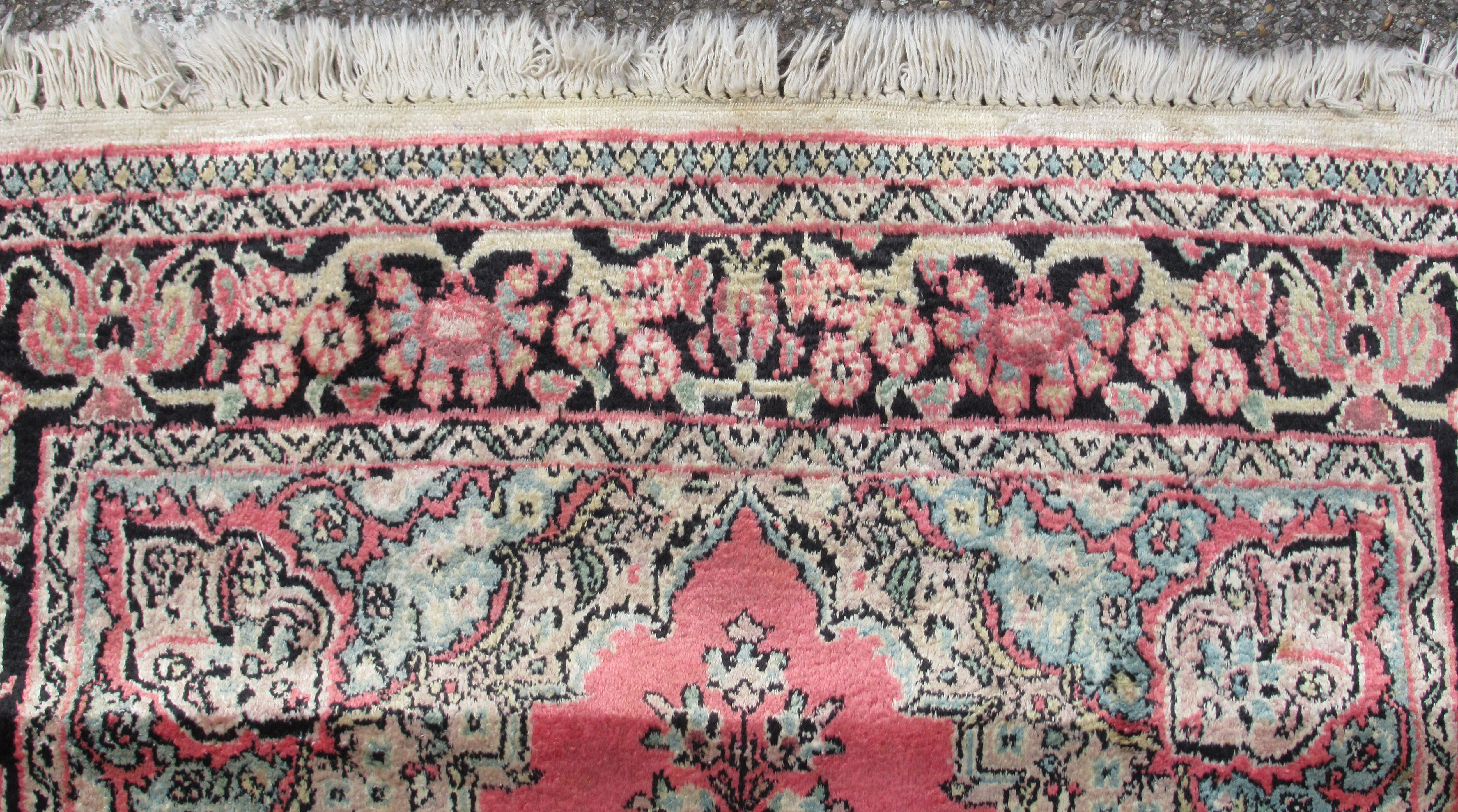 A Kelim part silk rug, decorated with a central serpentine outlined motif, bordered by floral - Bild 3 aus 5