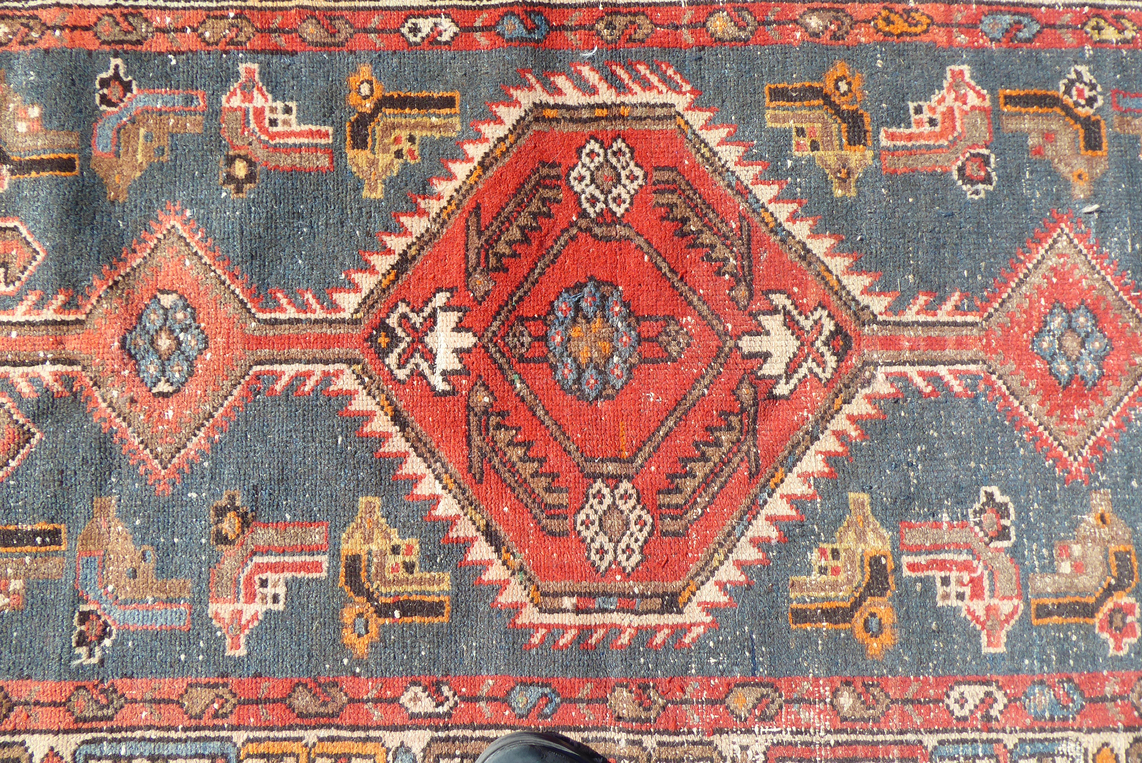 An early 20thC Mazlaghan (Hamadan) rug with central pole medallion, on a blue ground within a - Bild 2 aus 5