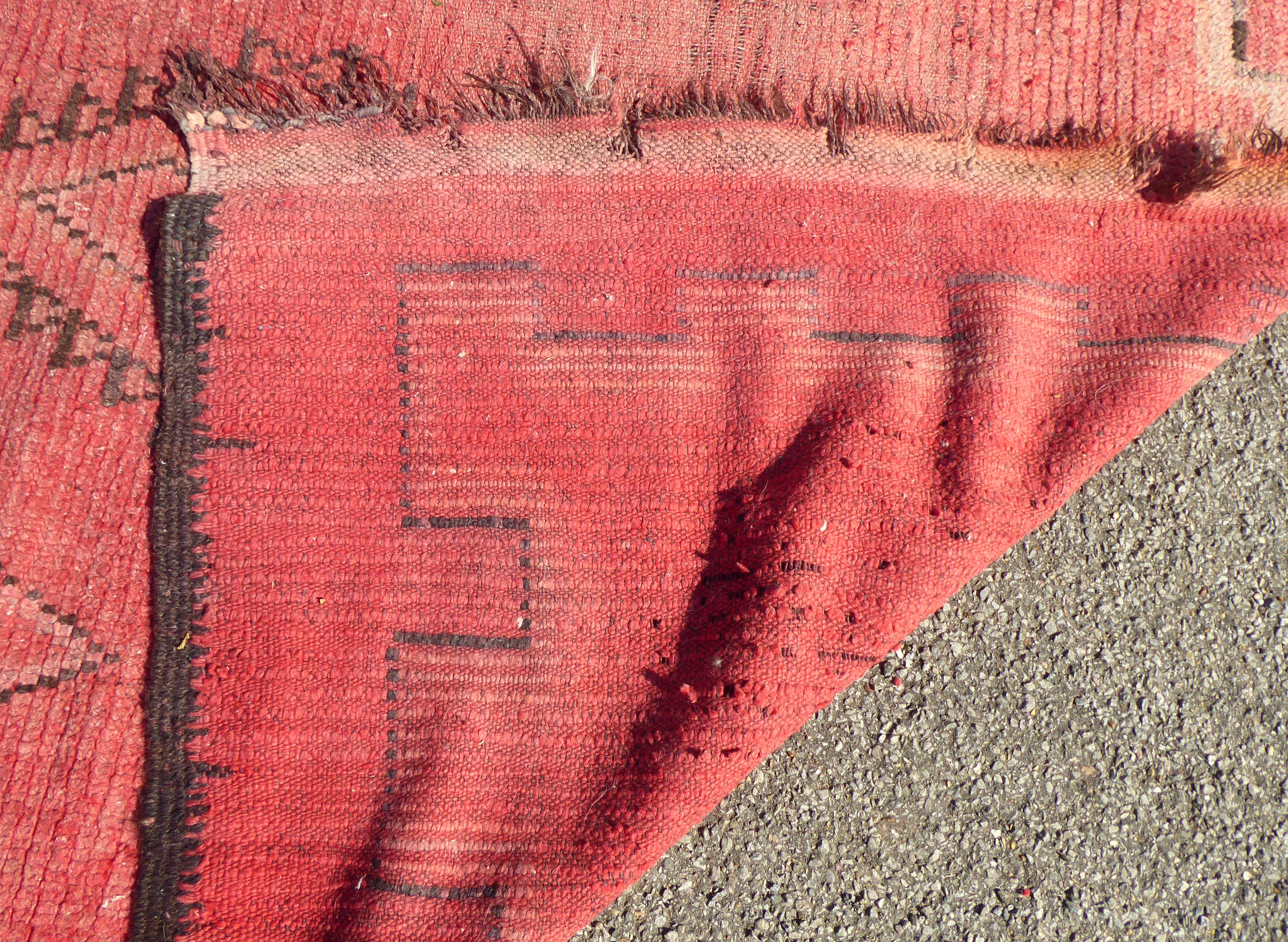 An early 20thC Turkish Kelleh rug with geometric motifs on a red ground  108" x 56" - Bild 5 aus 5