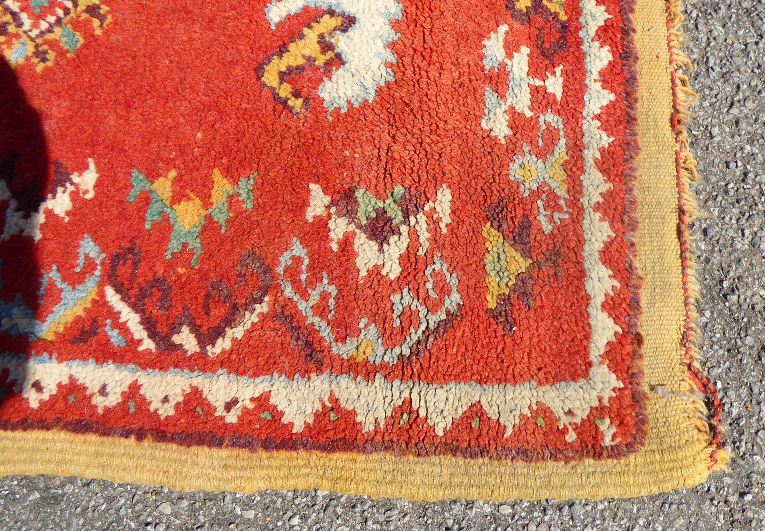 A mid 20thC Turkish carpet with birds and geometric motifs on a red ground  115" x 82" - Bild 7 aus 8