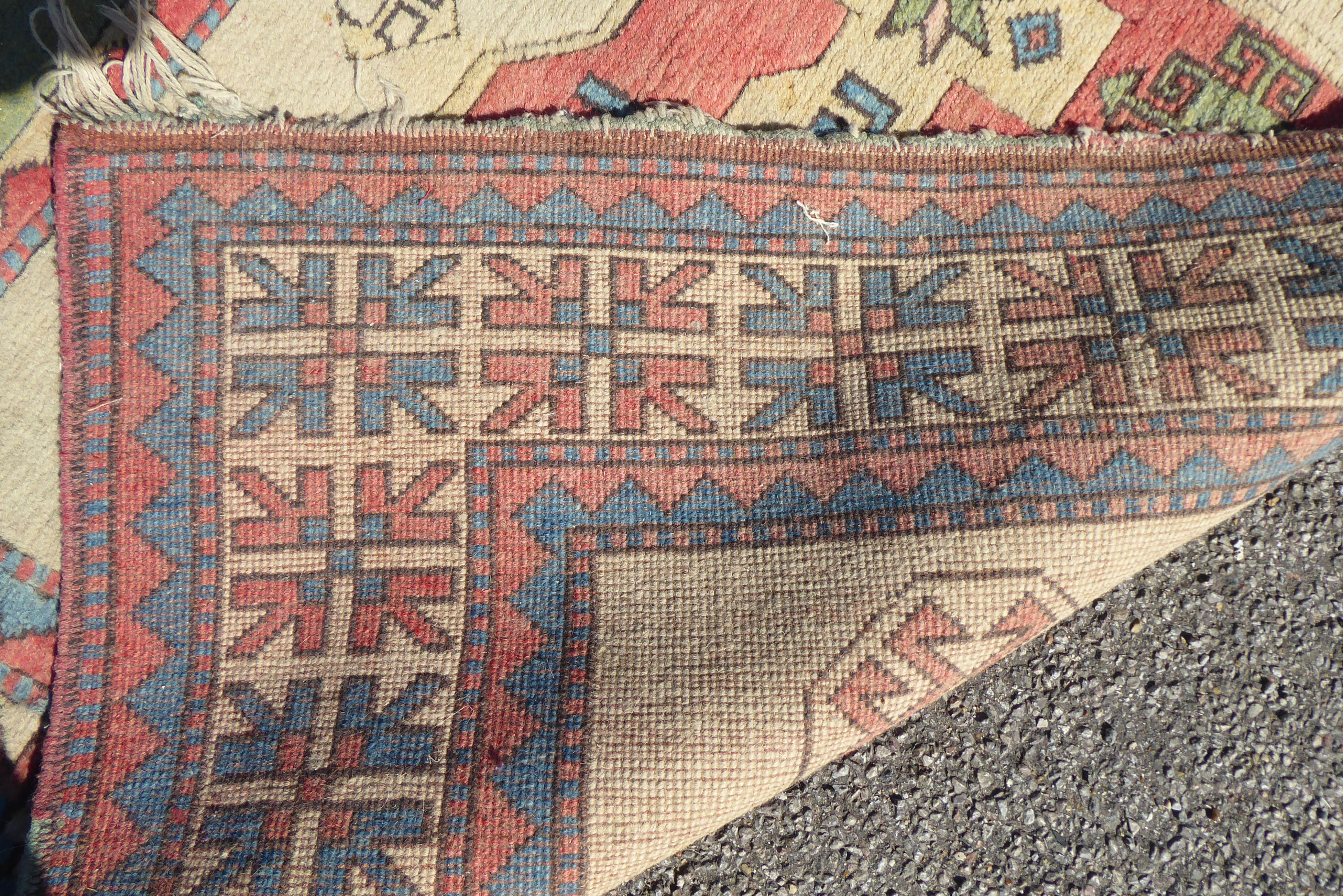 A Kazak style Caucasian rug with geometric motifs on a cream coloured ground  86" x 60" - Bild 4 aus 4